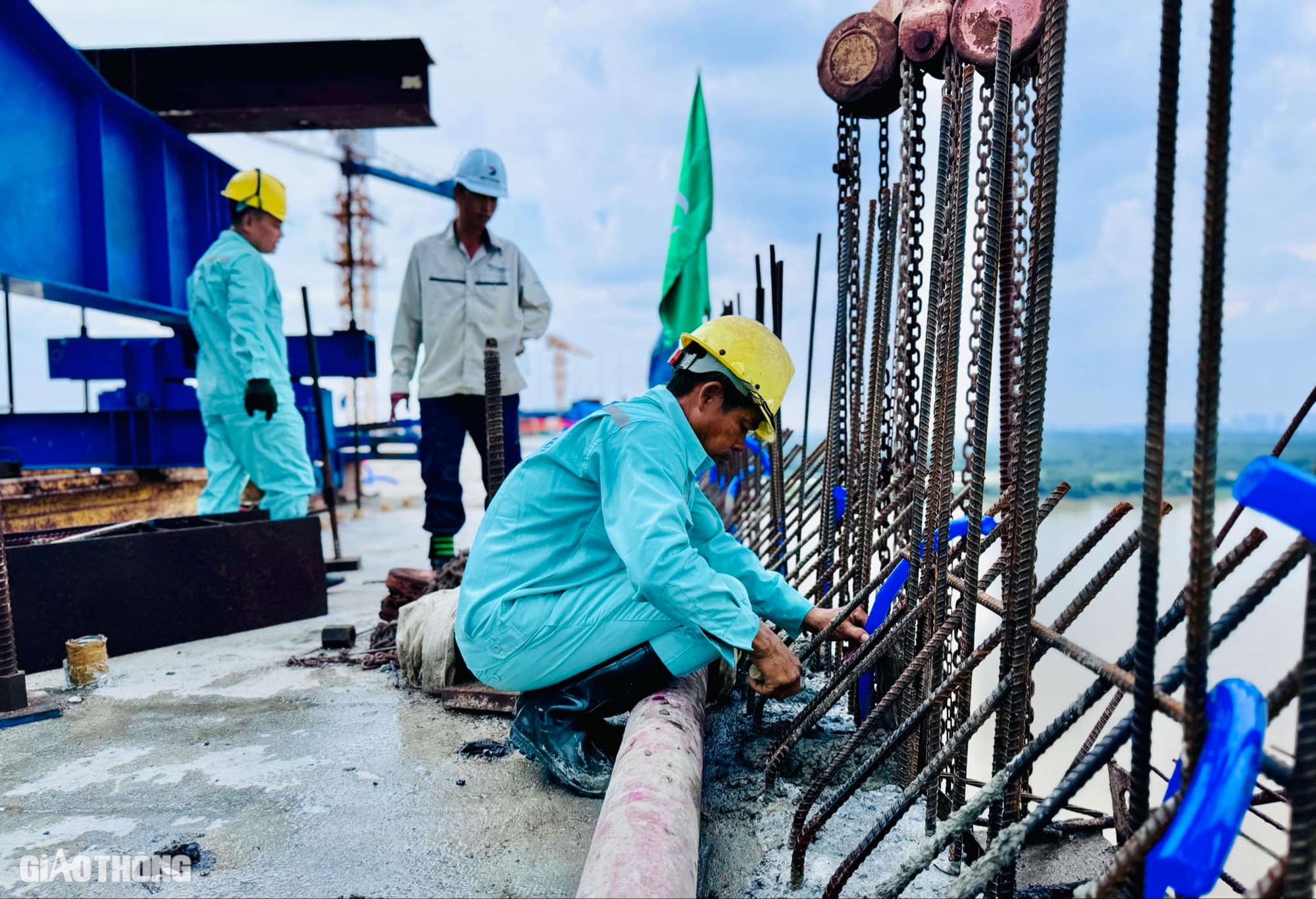 Cận cảnh hợp long hai nhịp chính cầu Nhơn Trạch- Ảnh 9. Cận cảnh hợp long hai nhịp chính cầu Nhơn Trạch- Ảnh 9.