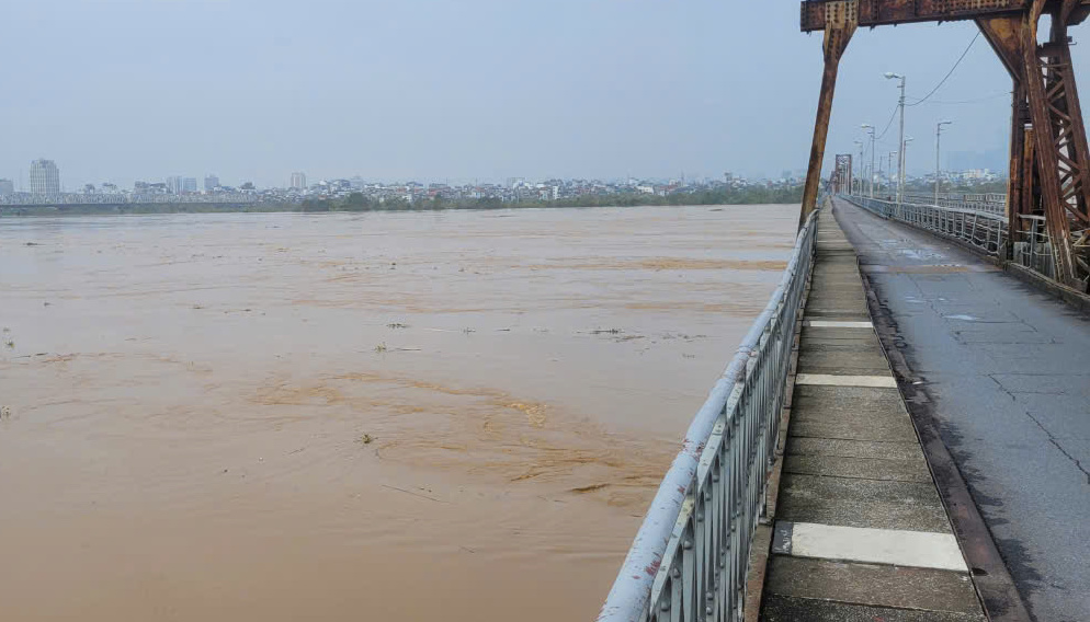 Sửa xong vị tr&iacute; lan can cầu Long Bi&ecirc;n bị bong bật- Ảnh 2.