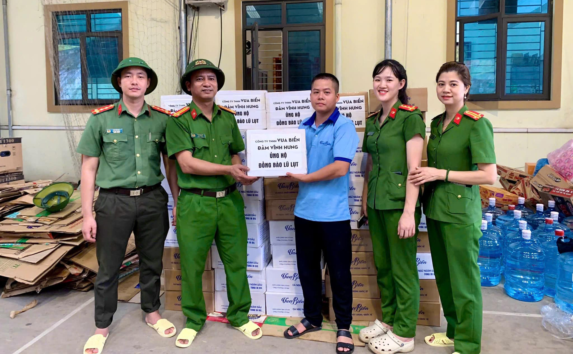 Nghệ sĩ Việt g&oacute;p tiền, đội mưa đi cứu trợ nơi rốn lũ- Ảnh 3.