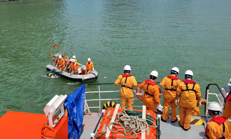 T&igrave;m thấy 2 thi thể thuyền vi&ecirc;n trong t&agrave;u Hồng Gai ch&igrave;m tr&ecirc;n vịnh Hạ Long- Ảnh 1.