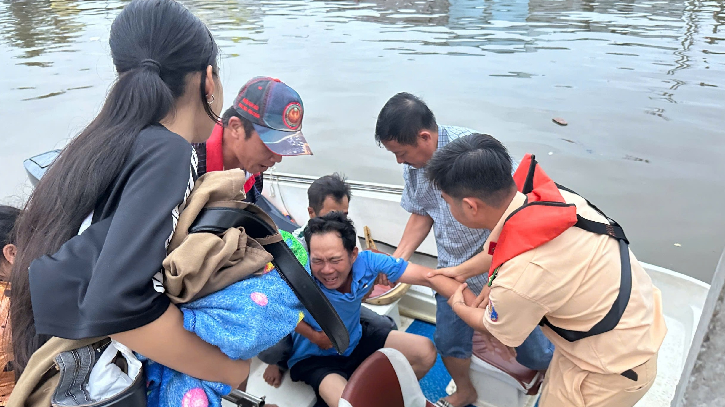 Cảnh sát đường thủy Bạc Liêu lái ca nô, kịp thời đưa người đột quỵ đi cấp cứu- Ảnh 1. Cảnh sát đường thủy Bạc Liêu lái ca nô, kịp thời đưa người đột quỵ đi cấp cứu- Ảnh 1.
