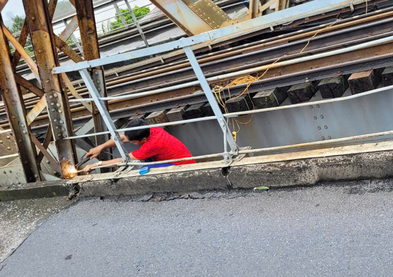 Sửa xong vị tr&iacute; lan can cầu Long Bi&ecirc;n bị bong bật- Ảnh 1.