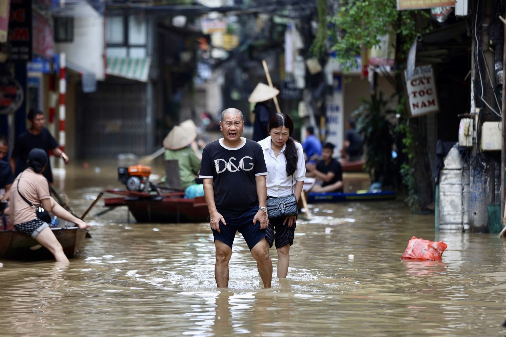 H&agrave; Nội: Nước s&ocirc;ng Hồng r&uacute;t chậm, người d&acirc;n ven s&ocirc;ng vẫn đi lại bằng thuyền- Ảnh 9.