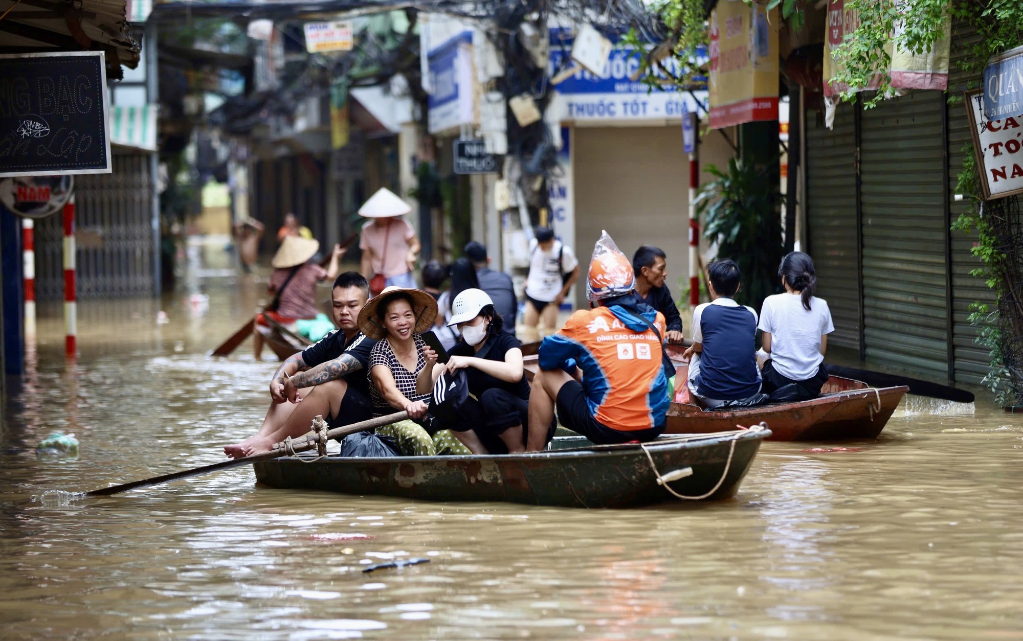 H&agrave; Nội: Nước s&ocirc;ng Hồng r&uacute;t chậm, người d&acirc;n ven s&ocirc;ng vẫn đi lại bằng thuyền- Ảnh 7.