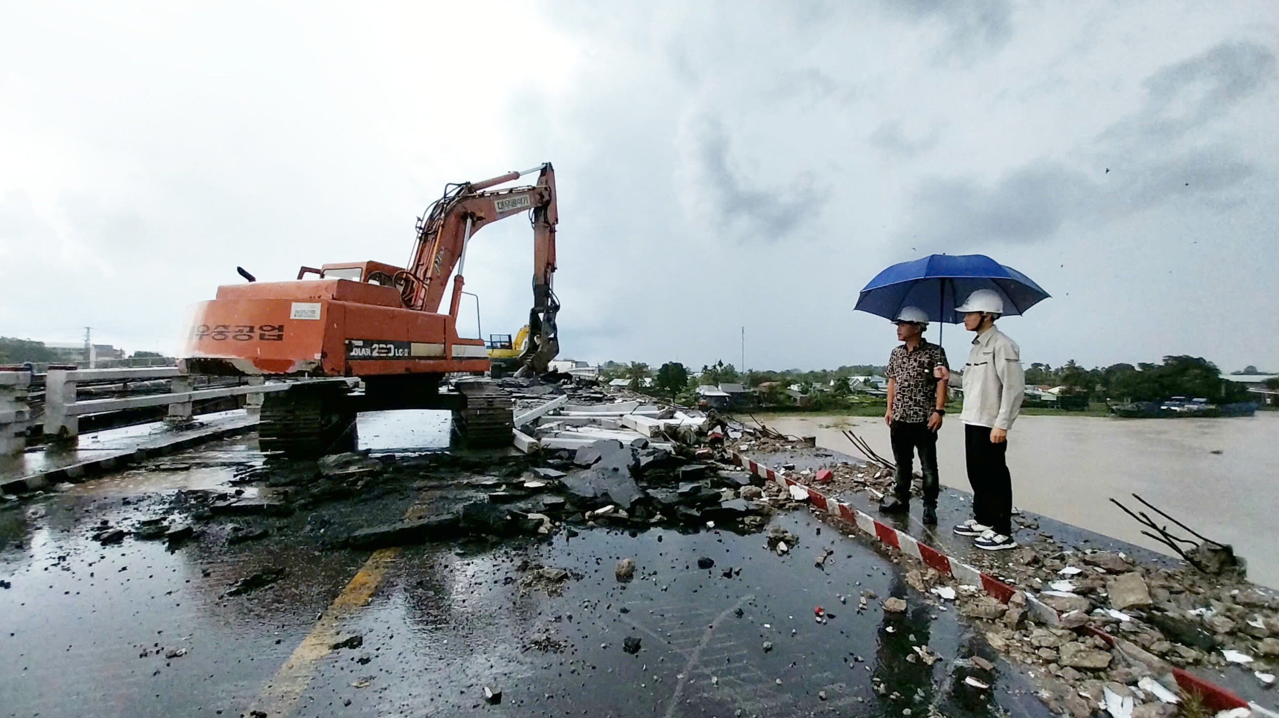 Bắt đầu th&aacute;o dỡ cầu Sa Đ&eacute;c cũ ở Đồng Th&aacute;p để thi c&ocirc;ng cầu mới- Ảnh 1.