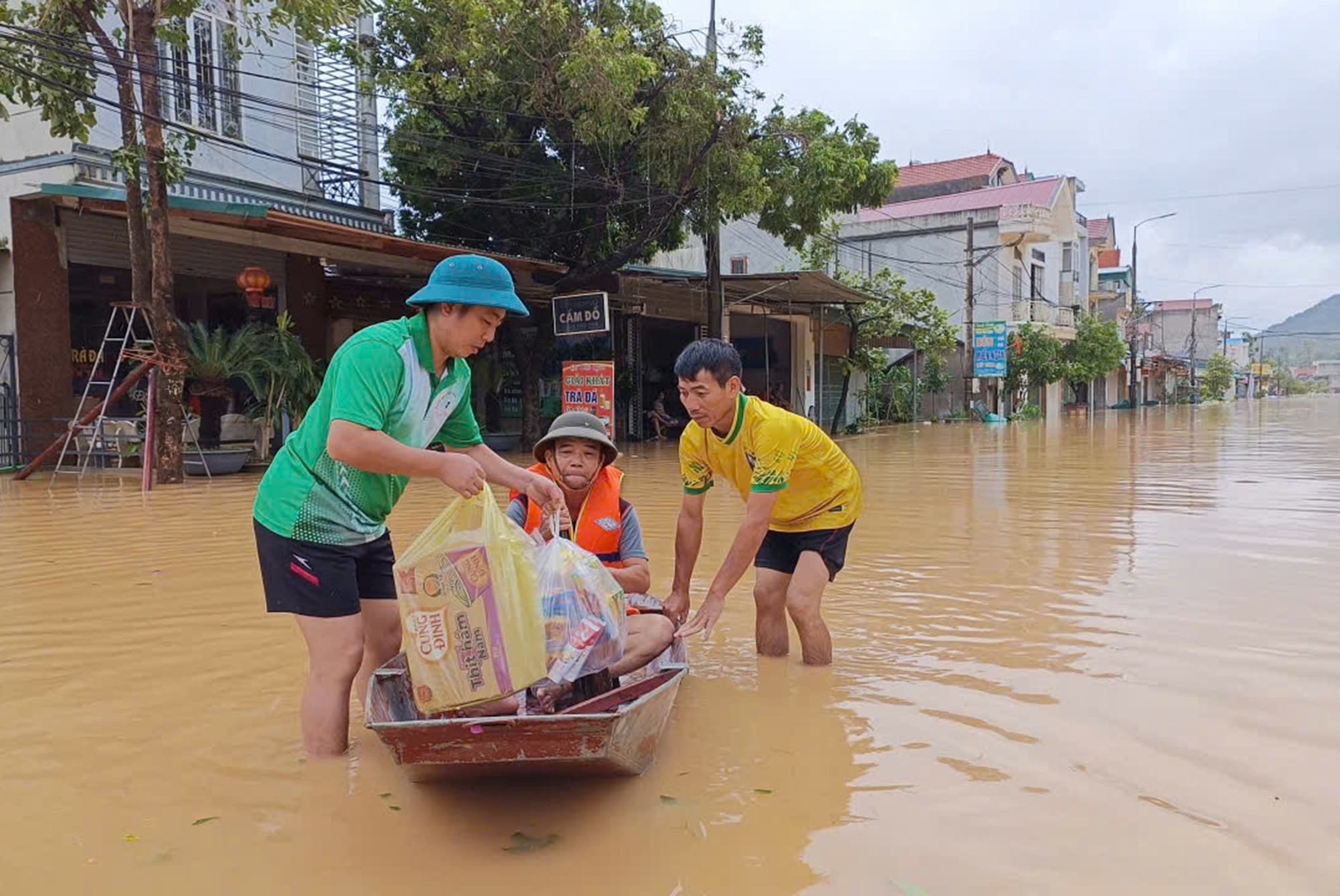 Những chuyện ghi từ t&acirc;m lũ: &ldquo;Sống 60 năm chưa từng chứng kiến&rdquo;- Ảnh 2.