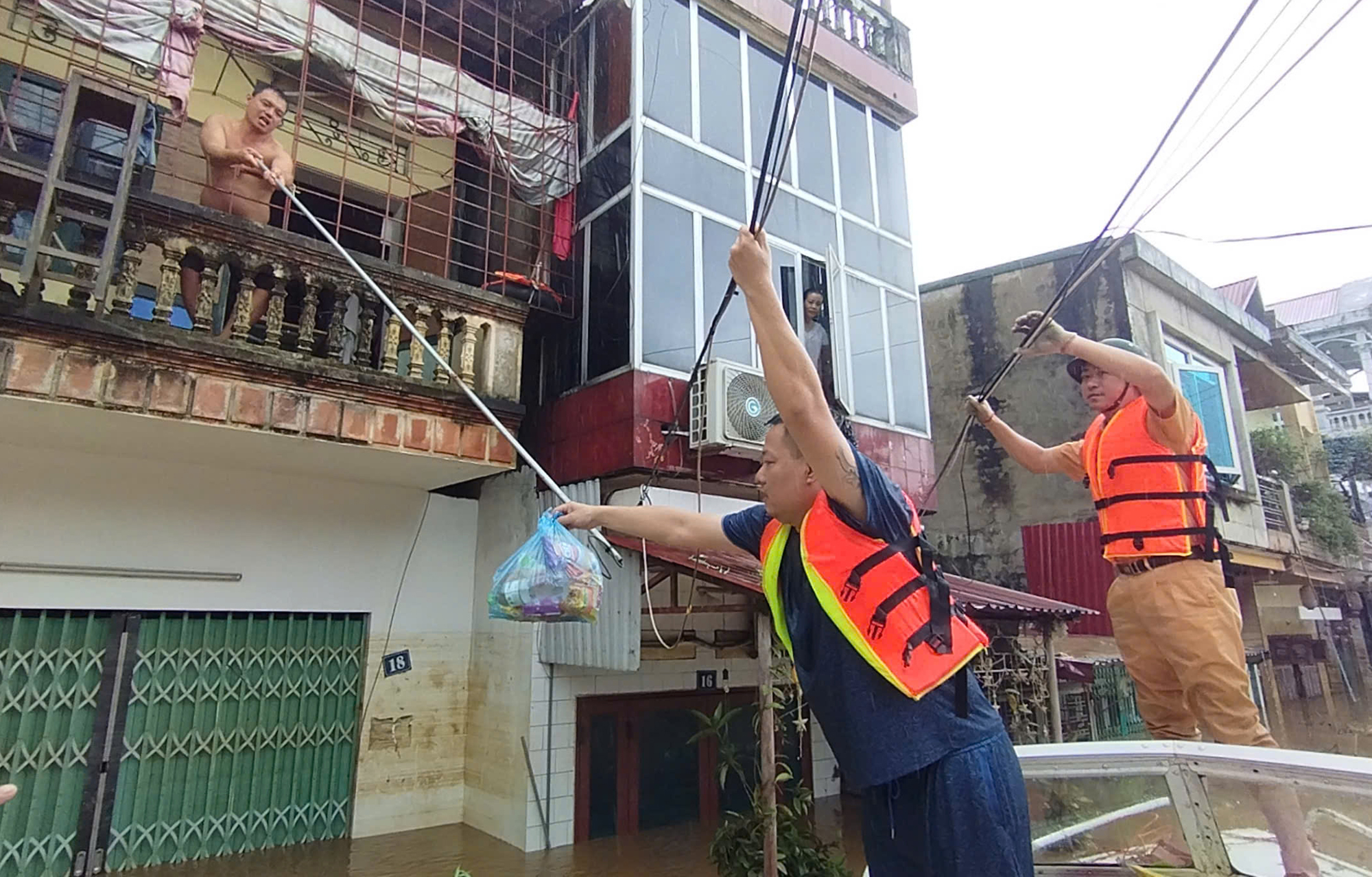 Những chuyện ghi từ t&acirc;m lũ: &ldquo;Sống 60 năm chưa từng chứng kiến&rdquo;- Ảnh 3.
