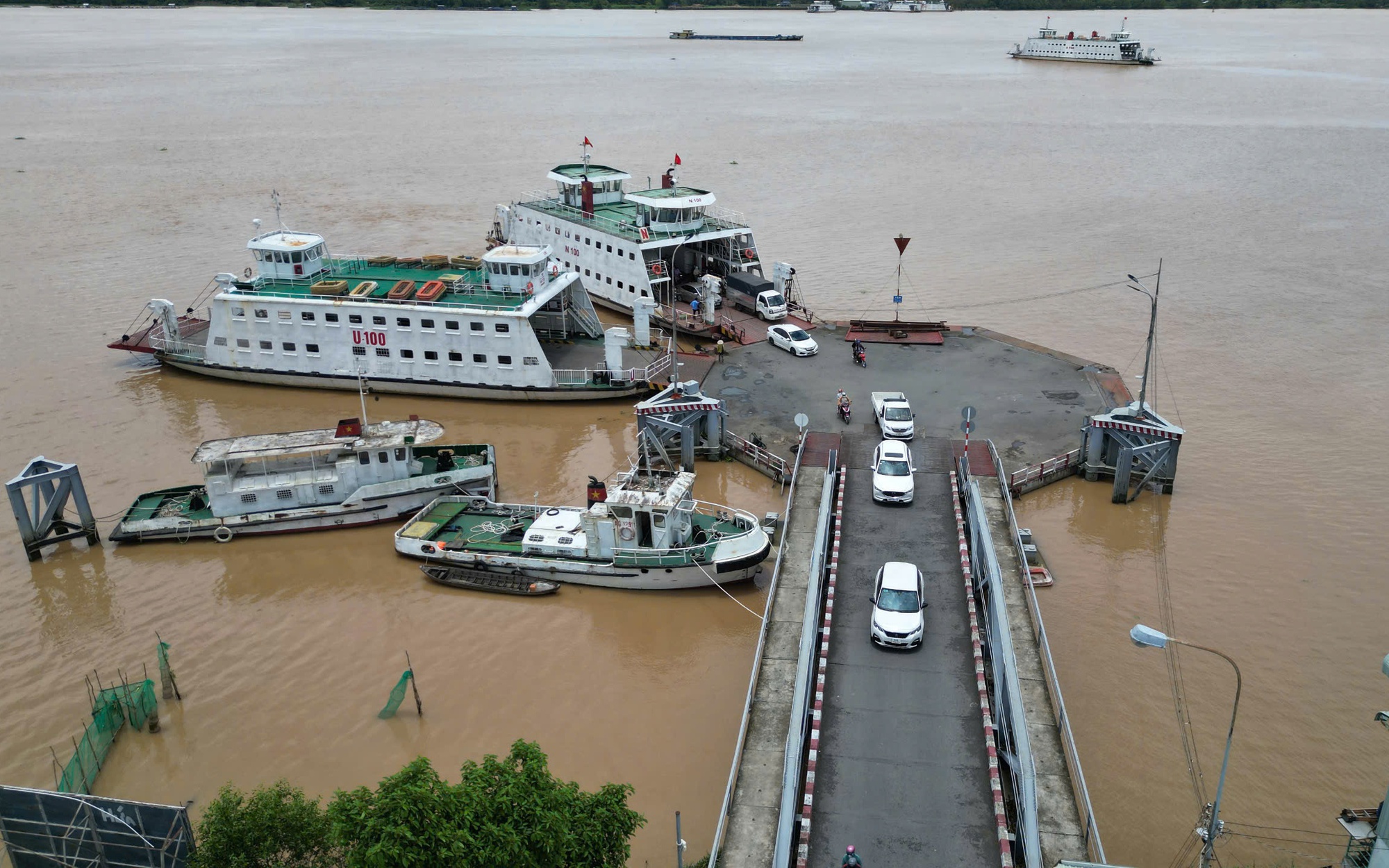 Tạm dừng hoạt động bến ph&agrave; Đ&igrave;nh Khao, xe cộ lưu th&ocirc;ng ra sao?