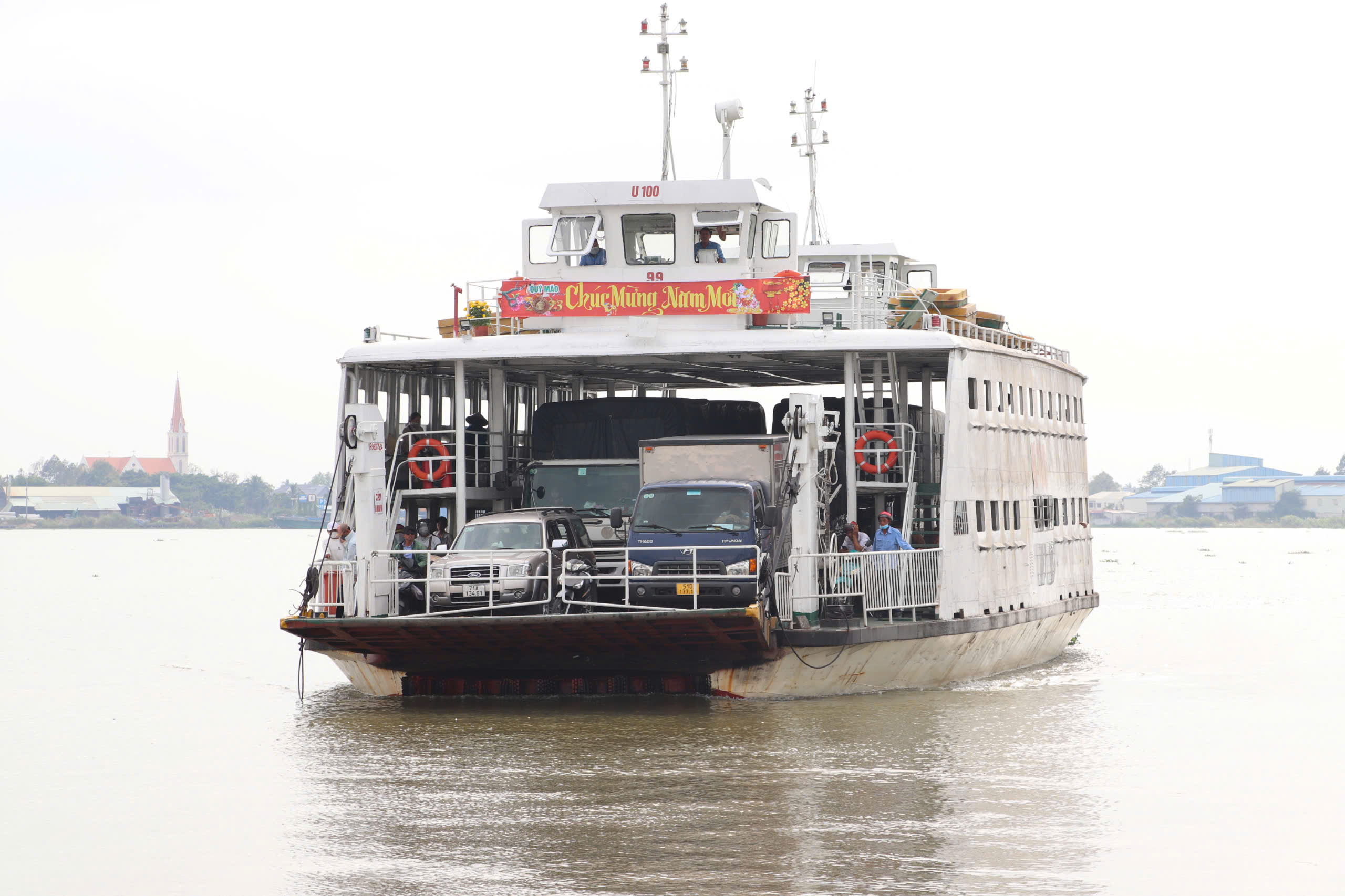 Tạm dừng hoạt động bến phà Đình Khao, xe cộ lưu thông ra sao?- Ảnh 1. Tạm dừng hoạt động bến phà Đình Khao, xe cộ lưu thông ra sao?- Ảnh 1.