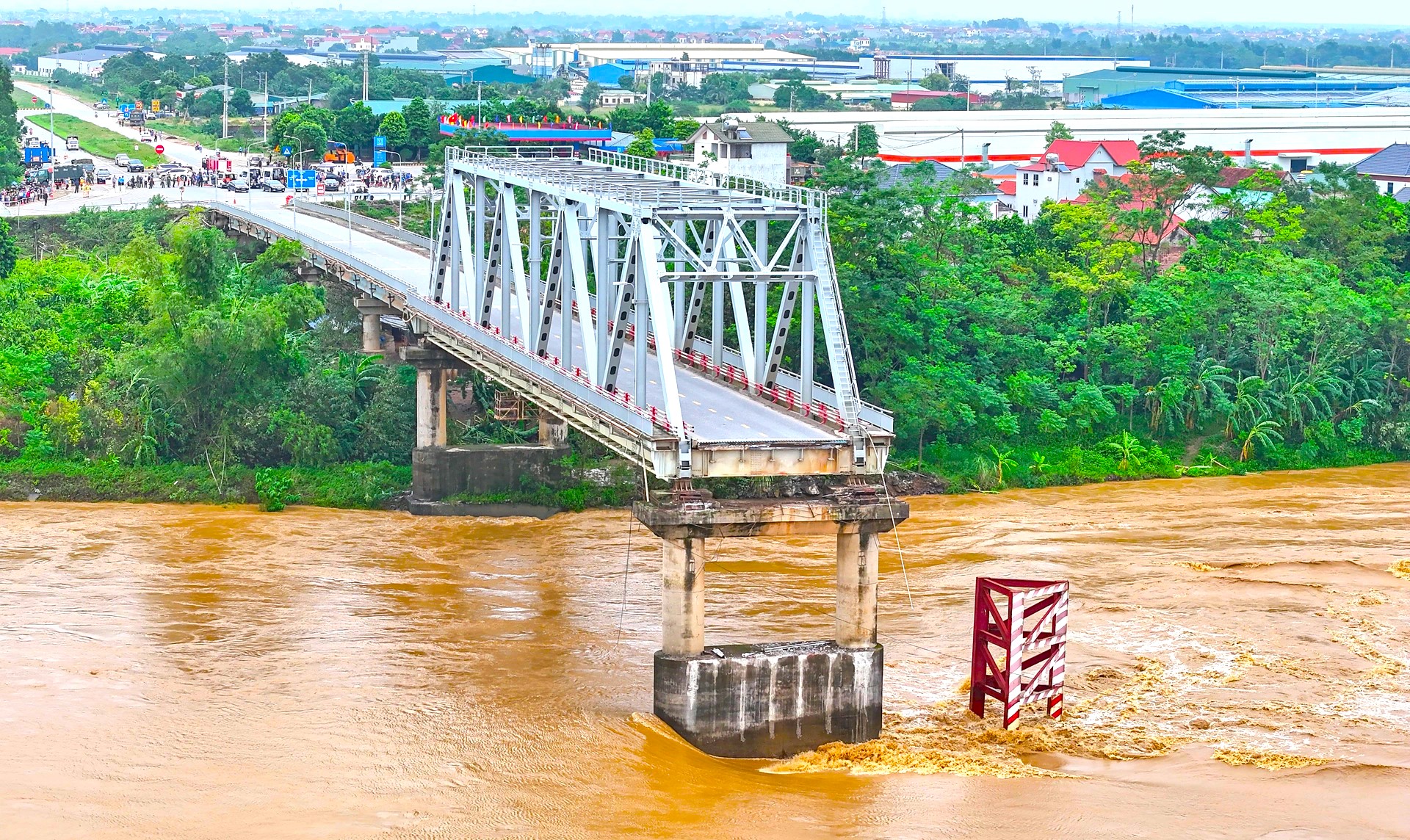 Cử tri mong người d&acirc;n v&ugrave;ng b&atilde;o lũ sớm kh&ocirc;i phục sản xuất, ổn định cuộc sống- Ảnh 1.