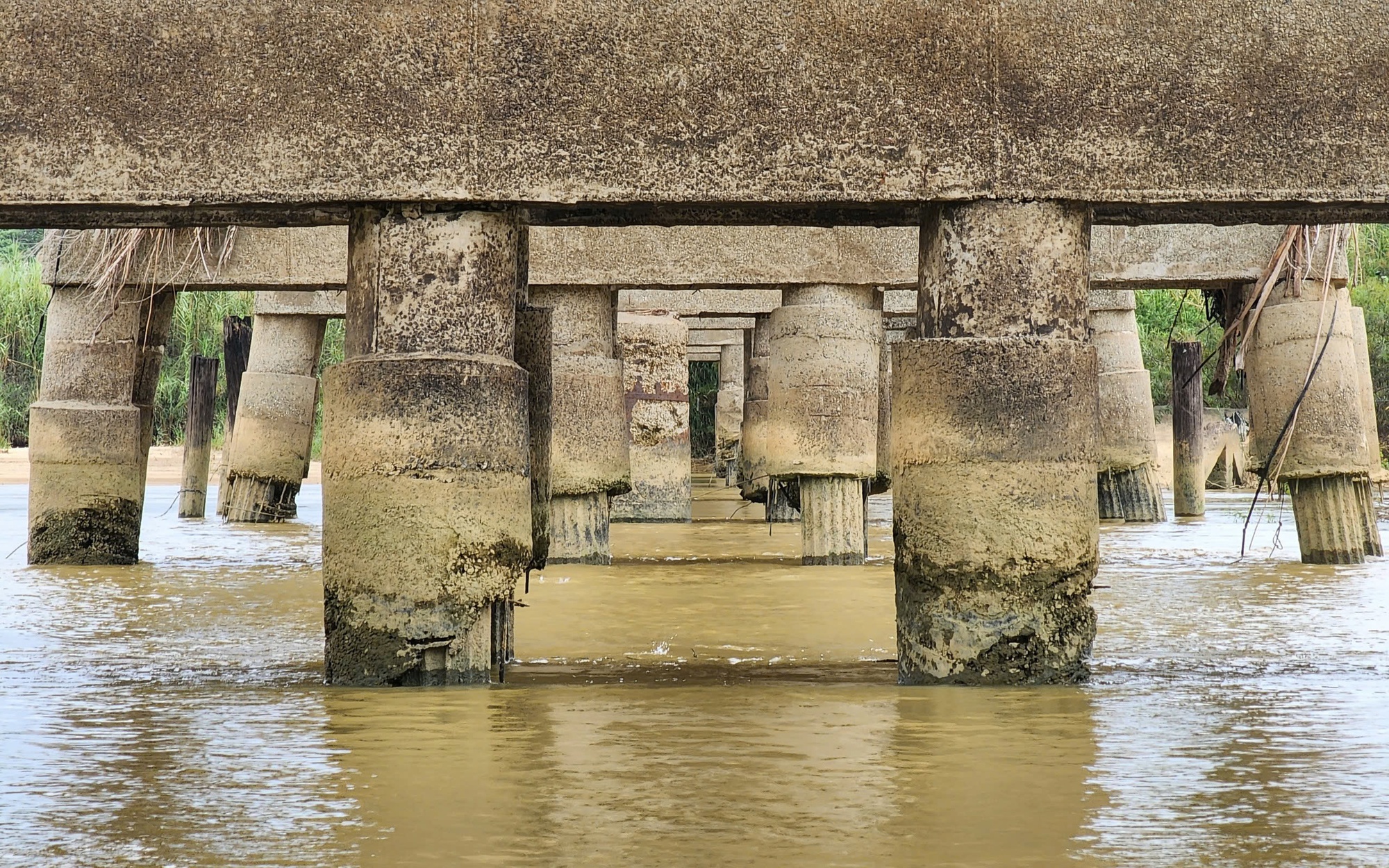 Quảng Ng&atilde;i r&agrave; so&aacute;t tất cả c&aacute;c c&ocirc;ng tr&igrave;nh cầu bắc qua s&ocirc;ng, suối