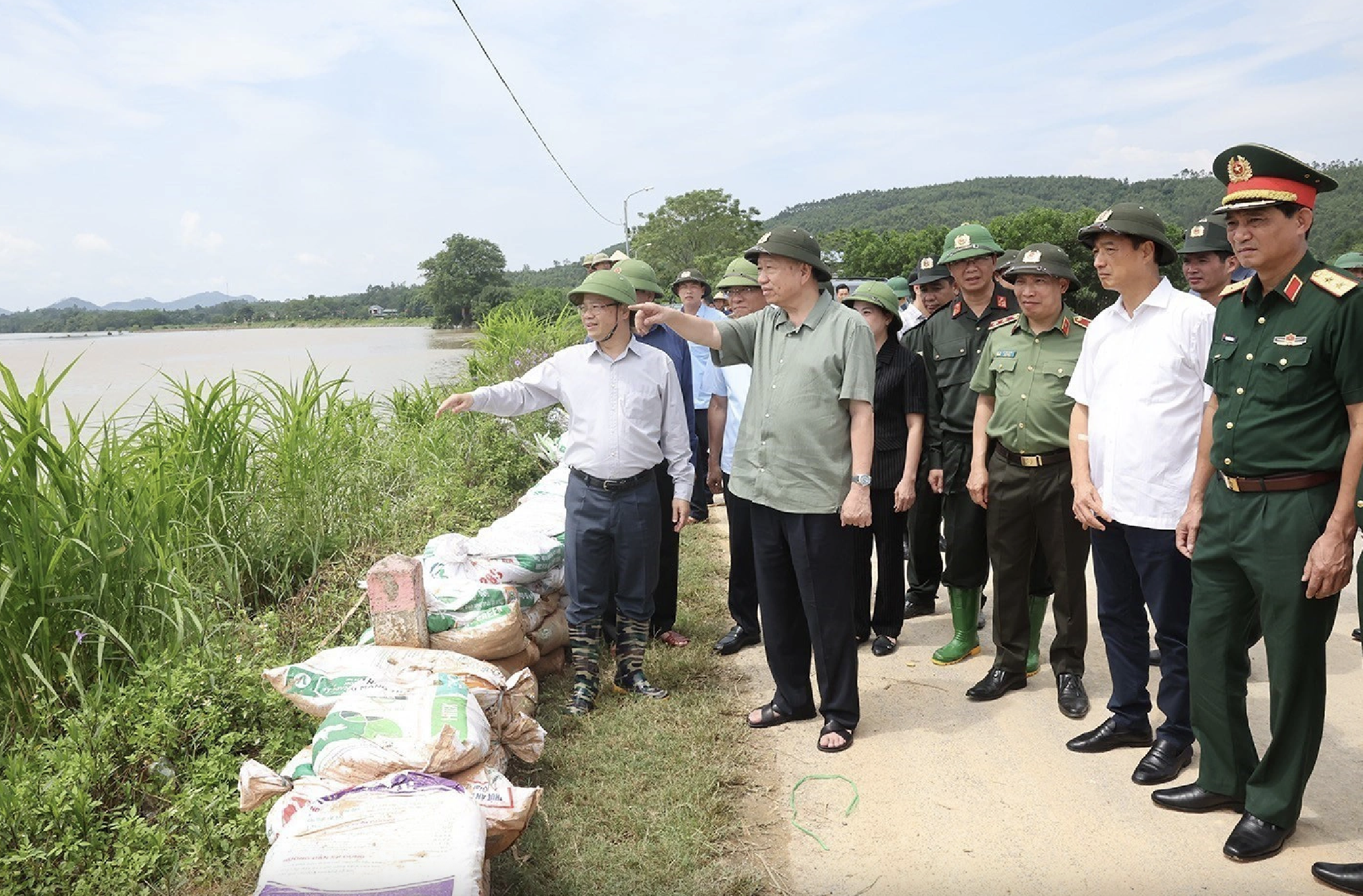 Tổng B&iacute; thư, Chủ tịch nước: Cứu d&acirc;n l&agrave; ưu ti&ecirc;n cao nhất- Ảnh 1.