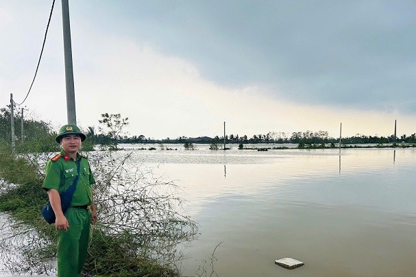 Trưởng C&ocirc;ng an x&atilde; cứu ch&aacute;u b&eacute; bị đuối nước ở Hải Dương- Ảnh 2.