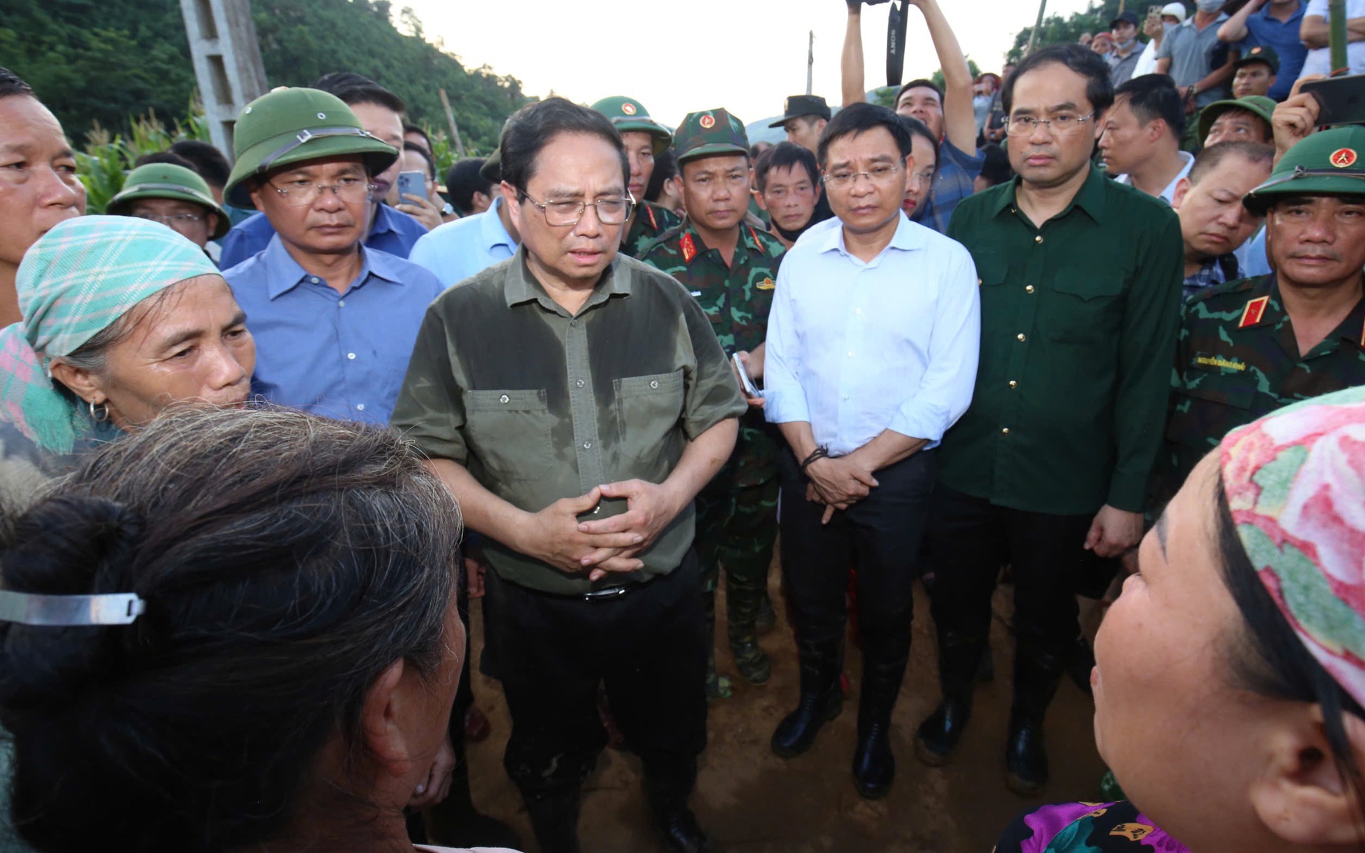 Thủ tướng Phạm Minh Ch&iacute;nh: Trước 31/12 phải t&aacute;i lập được th&ocirc;n L&agrave;ng Nủ