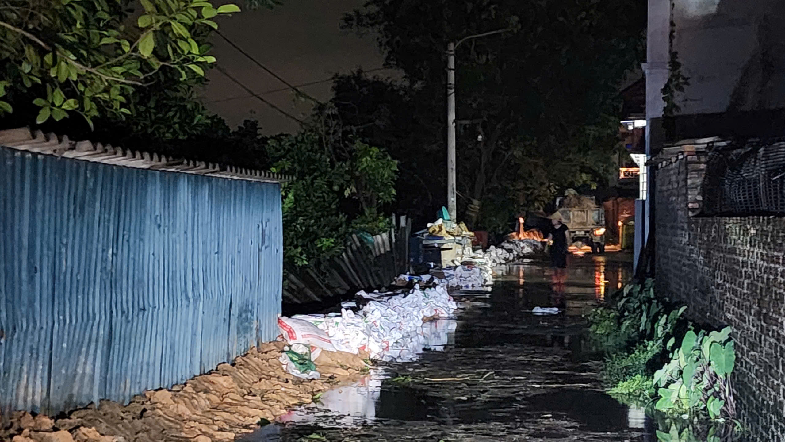 Nước s&ocirc;ng C&agrave; Lồ tr&agrave;n bờ bao, th&ocirc;n gần 2.000 nh&acirc;n khẩu ở H&agrave; Nội ngập trong nước- Ảnh 3.