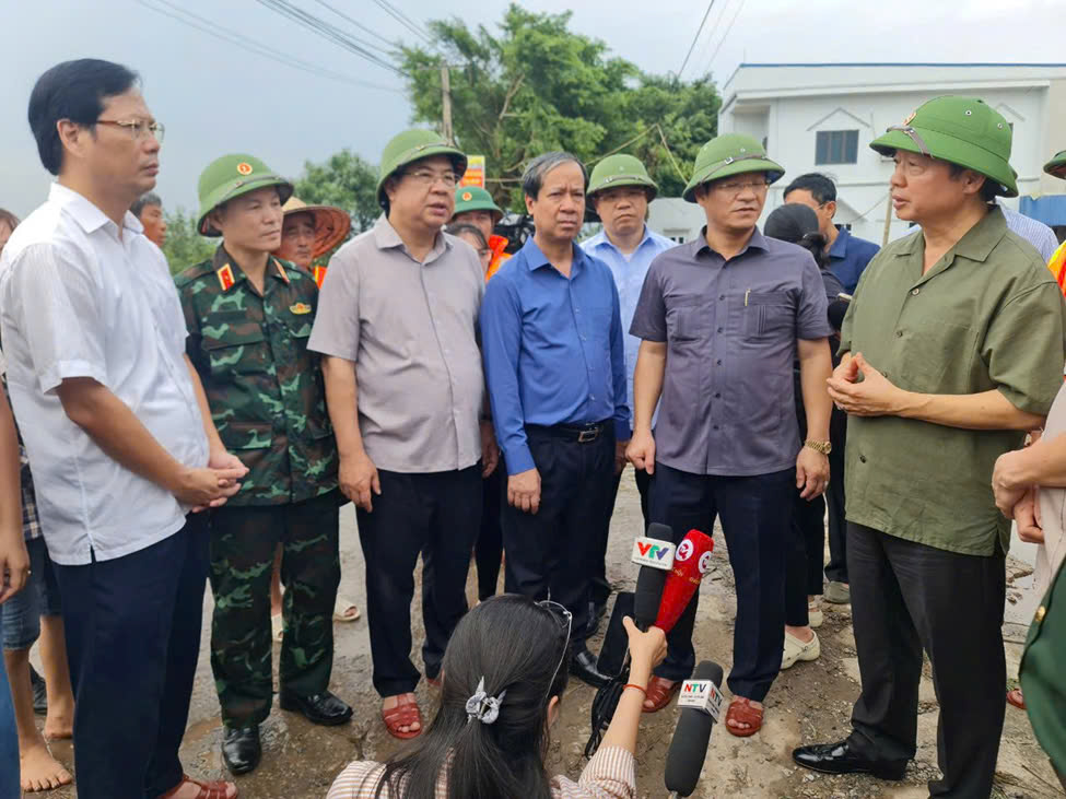 Ph&oacute; thủ tướng Trần Hồng H&agrave; chỉ đạo c&ocirc;ng t&aacute;c ph&ograve;ng chống lũ lụt ở Nam Định- Ảnh 1.