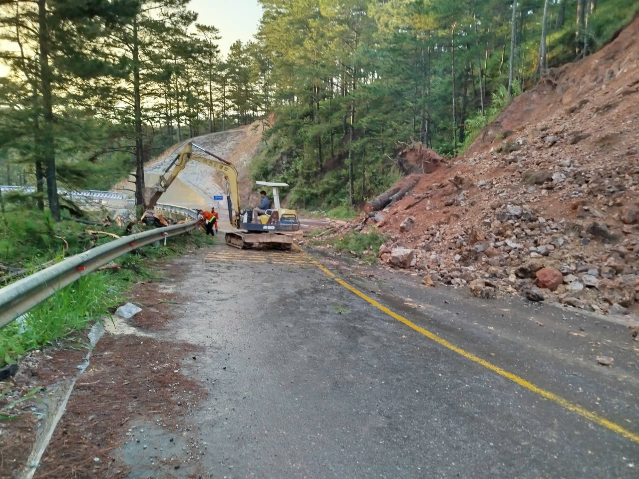 L&acirc;m Đồng: Sạt lở đ&egrave;o D'ran, quốc lộ 20 &aacute;ch tắc- Ảnh 1.