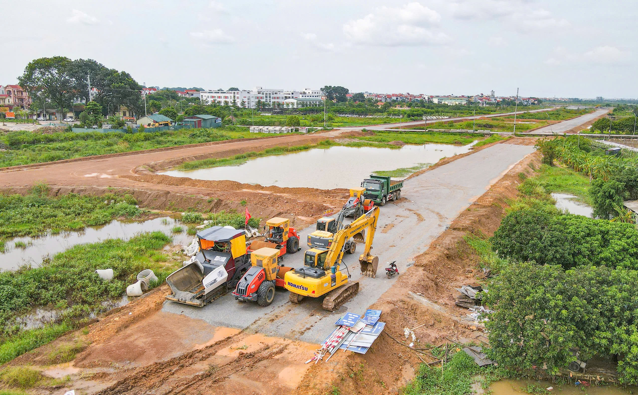 H&agrave; Nội: Nhiều c&ocirc;ng tr&igrave;nh giao th&ocirc;ng trọng điểm vẫn thi c&ocirc;ng cầm chừng v&igrave; &uacute;ng ngập sau b&atilde;o- Ảnh 2.