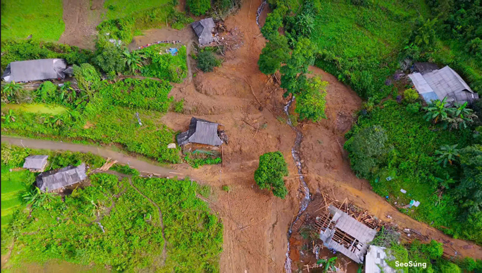 Sạt lở khiến nhiều x&atilde; tại huyện Bắc H&agrave; bị c&ocirc; lập- Ảnh 1.