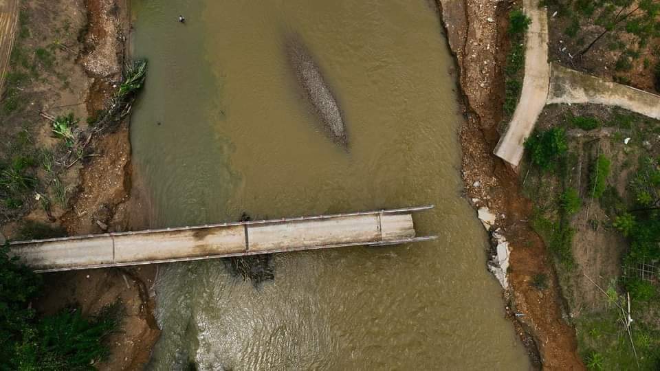 Tuy&ecirc;n Quang: Đứt đường dẫn cầu v&agrave;o bản Lăng Đ&eacute;n, người d&acirc;n đi đường m&ograve;n v&agrave;o th&ocirc;n- Ảnh 1.