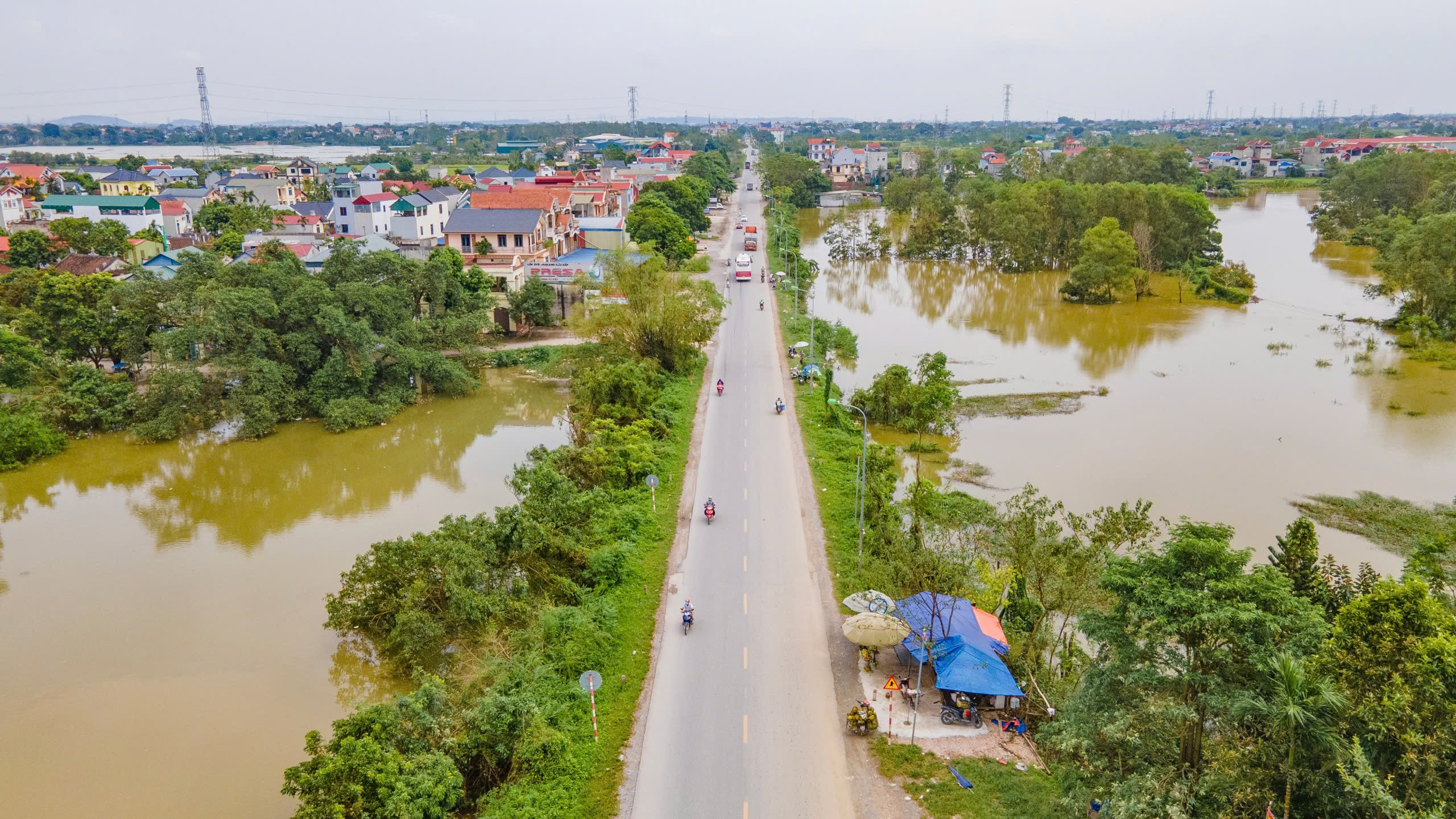 H&agrave; Nội: Nhiều c&ocirc;ng tr&igrave;nh giao th&ocirc;ng trọng điểm vẫn thi c&ocirc;ng cầm chừng v&igrave; &uacute;ng ngập sau b&atilde;o- Ảnh 17.