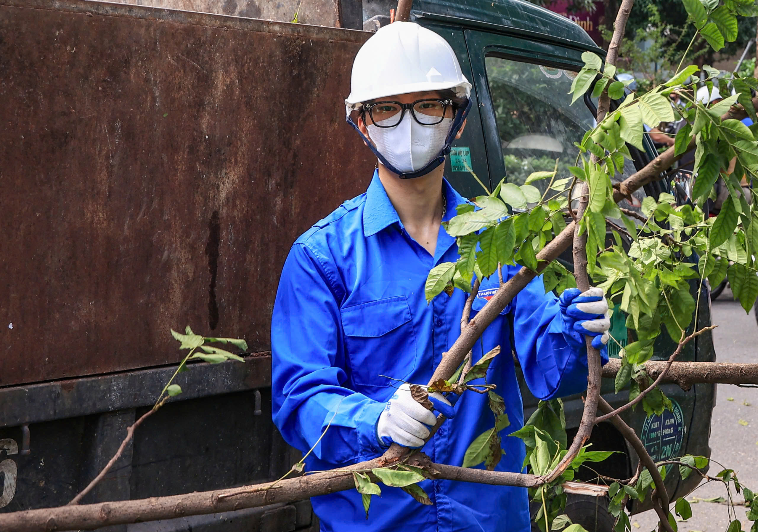 H&agrave; Nội tất bật thu dọn h&agrave;ng chục ngh&igrave;n c&acirc;y xanh g&atilde;y đổ sau b&atilde;o số 3- Ảnh 7.
