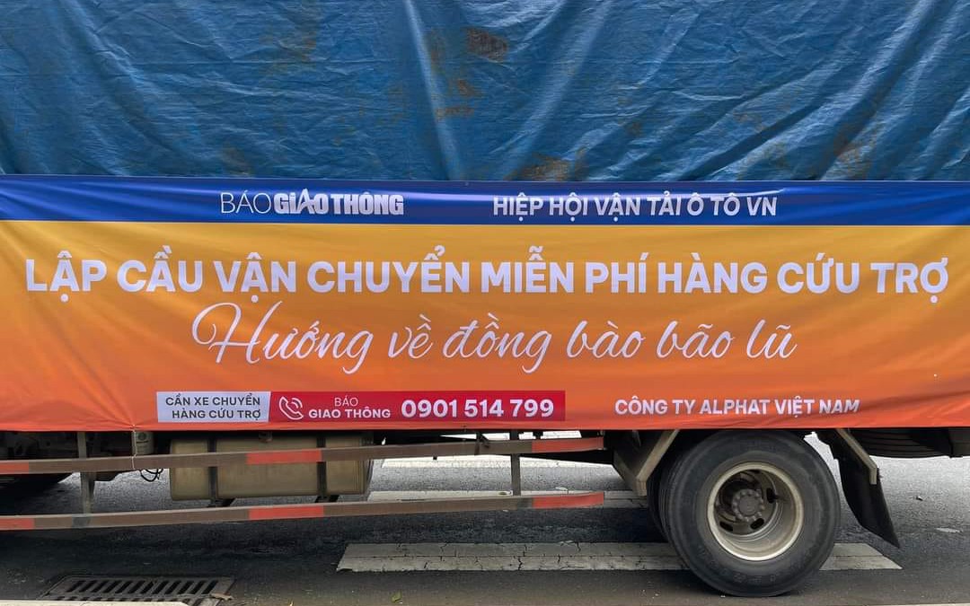 Lập cầu vận chuyển miễn ph&iacute; h&agrave;ng cứu trợ người d&acirc;n v&ugrave;ng b&atilde;o, lũ