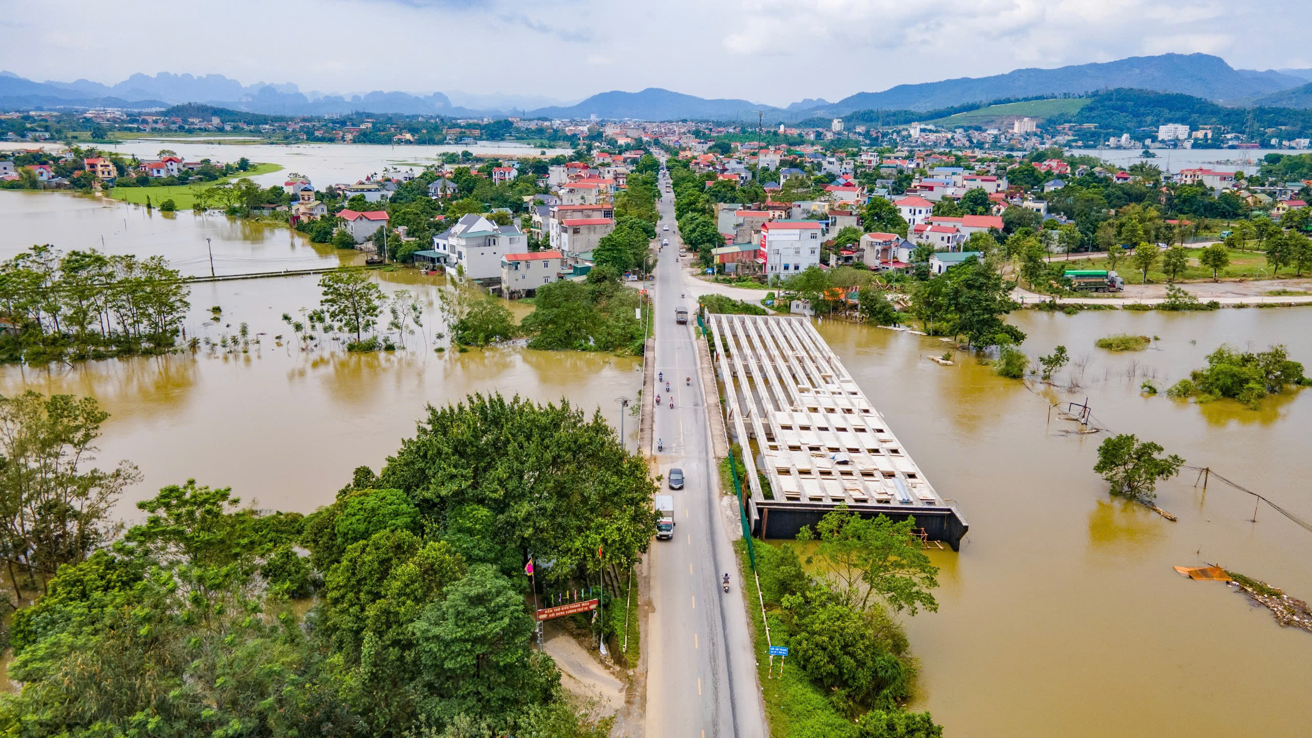 H&agrave; Nội: Nhiều c&ocirc;ng tr&igrave;nh giao th&ocirc;ng trọng điểm vẫn thi c&ocirc;ng cầm chừng v&igrave; &uacute;ng ngập sau b&atilde;o- Ảnh 14.