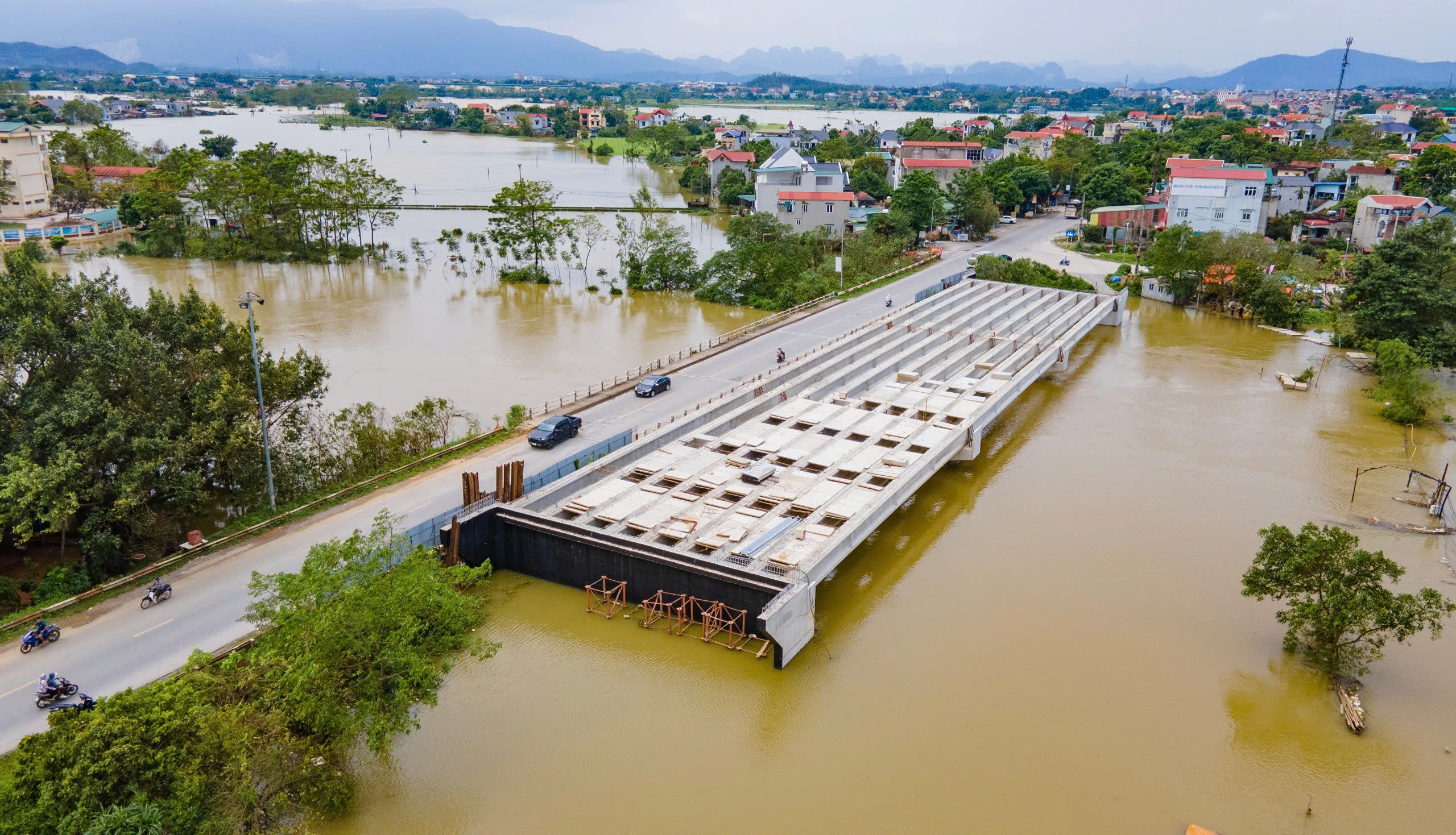 H&agrave; Nội: Nhiều c&ocirc;ng tr&igrave;nh giao th&ocirc;ng trọng điểm vẫn thi c&ocirc;ng cầm chừng v&igrave; &uacute;ng ngập sau b&atilde;o- Ảnh 13.