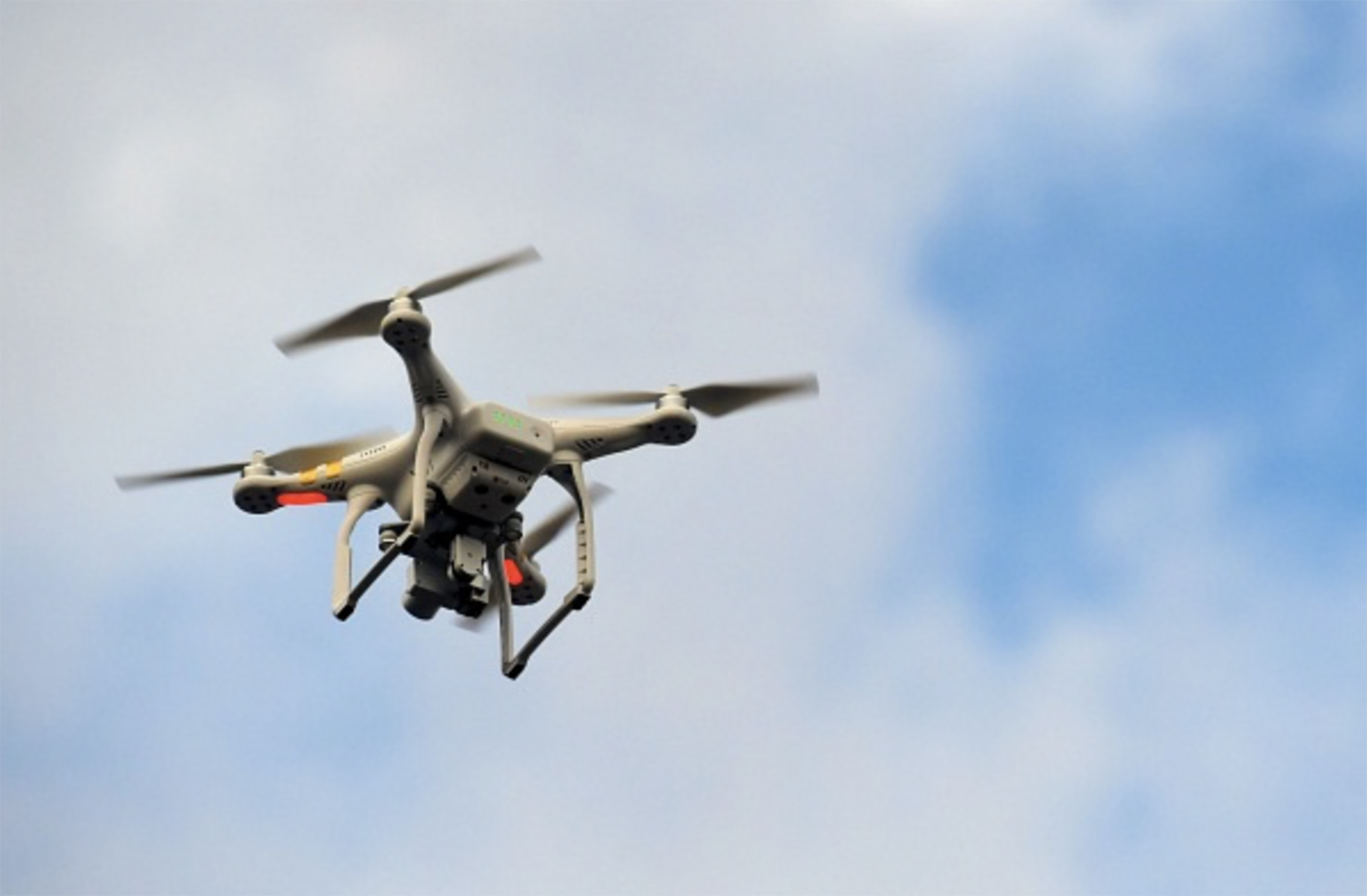 Singapore: M&aacute;y bay kh&ocirc;ng người l&aacute;i c&oacute; thể phải lắp &ldquo;biển kỹ thuật số&rdquo;- Ảnh 2.