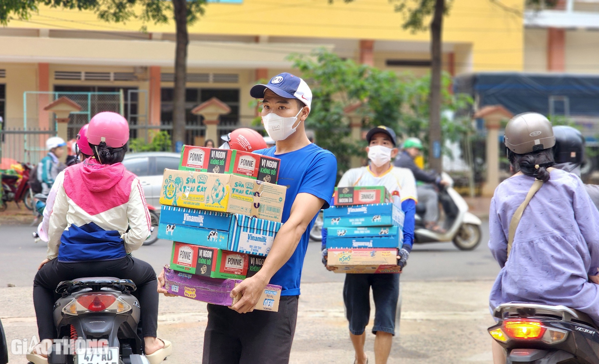 Những chuyến xe chạy xuy&ecirc;n đ&ecirc;m, đưa tấm l&ograve;ng người d&acirc;n T&acirc;y Nguy&ecirc;n ra Bắc- Ảnh 1.