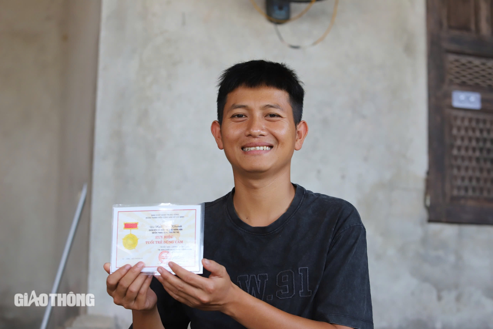 Khen thưởng 3 người h&ugrave;ng cứu người khi cầu Phong Ch&acirc;u bị sập- Ảnh 2.