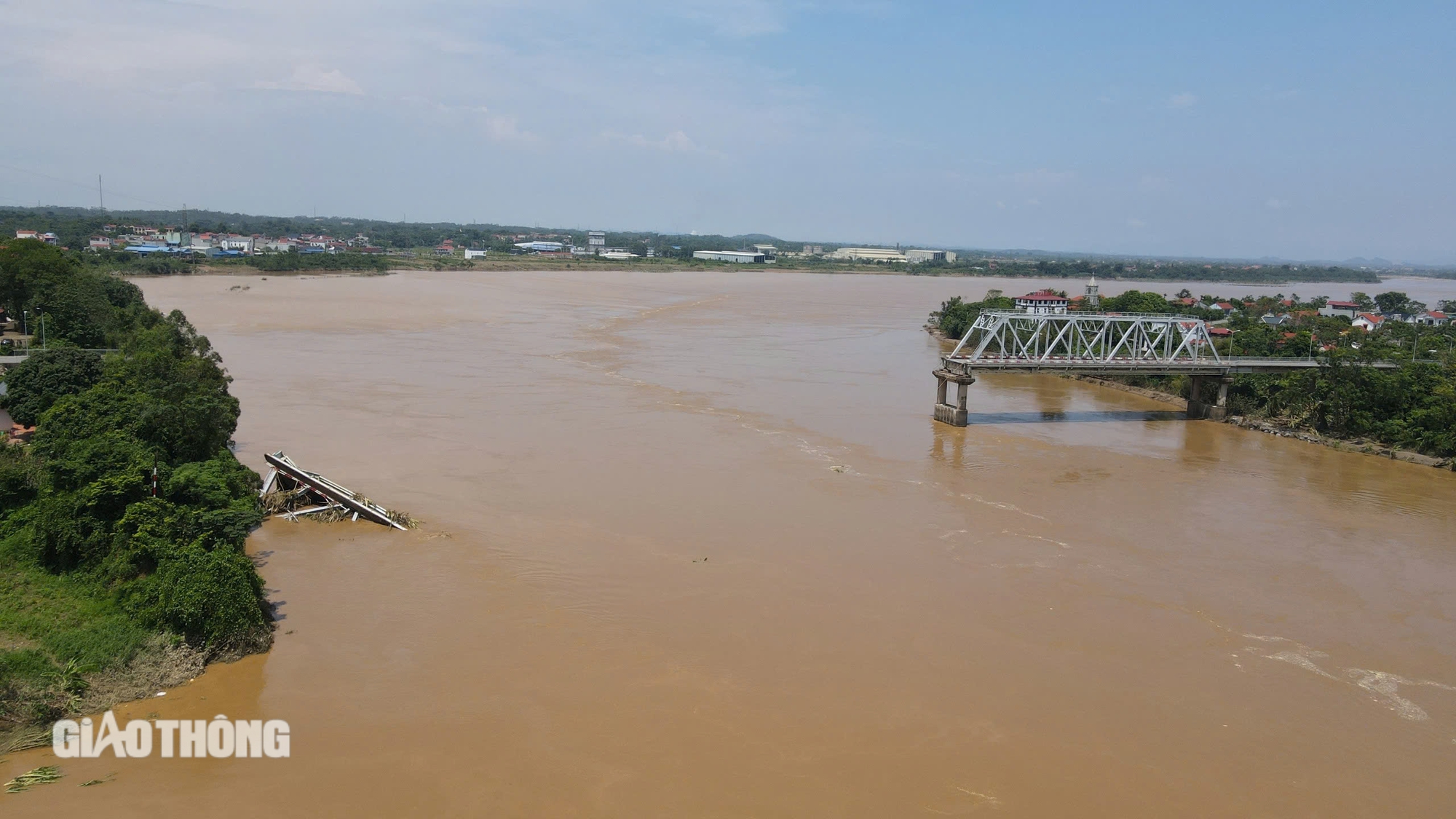 Khen thưởng 3 người h&ugrave;ng cứu người khi cầu Phong Ch&acirc;u bị sập- Ảnh 4.