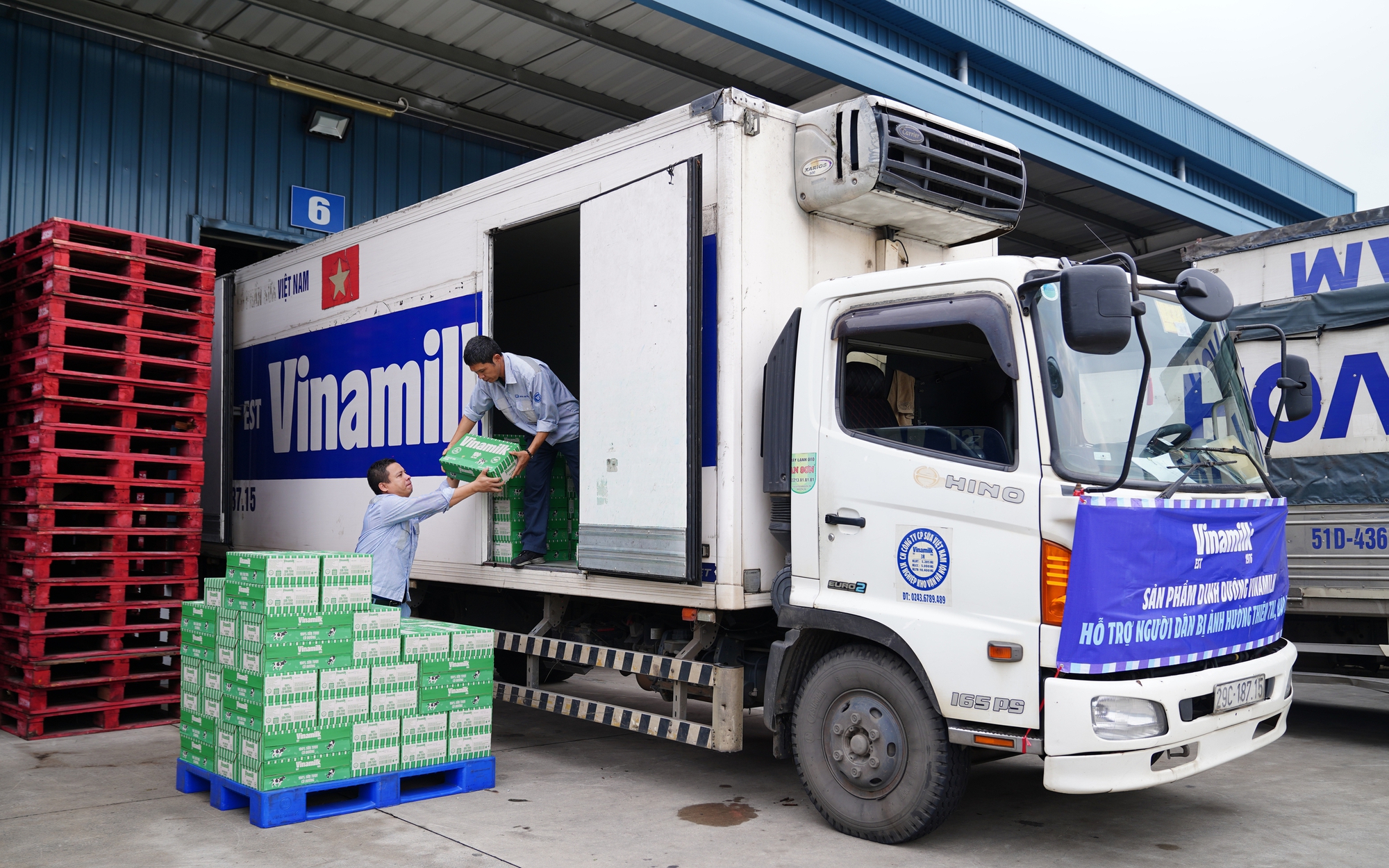 Vinamilk hỗ trợ 550.000 sản phẩm sữa, nước cho trẻ em, người d&acirc;n v&ugrave;ng b&atilde;o lũ