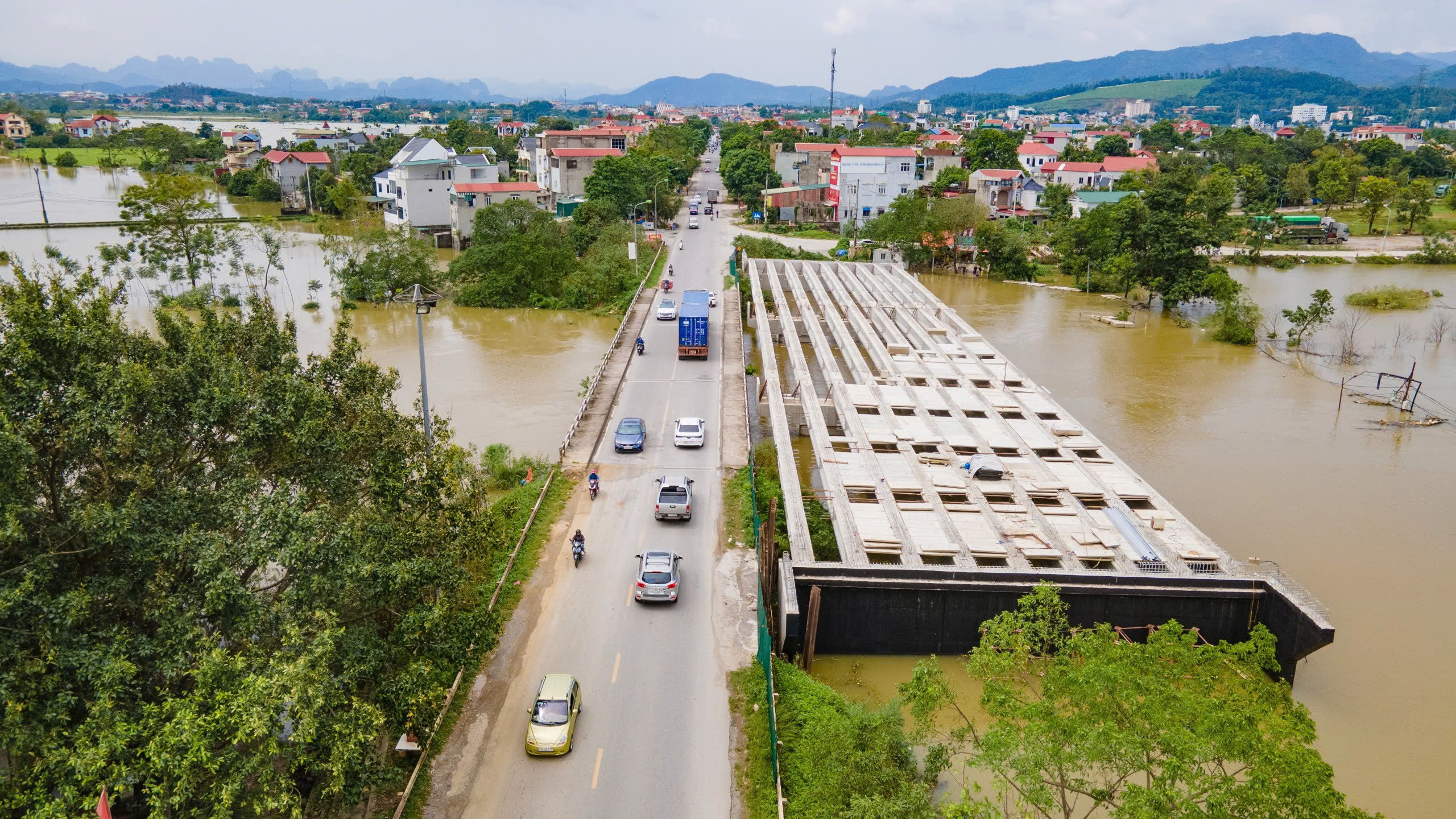 H&agrave; Nội: Nhiều c&ocirc;ng tr&igrave;nh giao th&ocirc;ng trọng điểm vẫn thi c&ocirc;ng cầm chừng v&igrave; &uacute;ng ngập sau b&atilde;o- Ảnh 16.