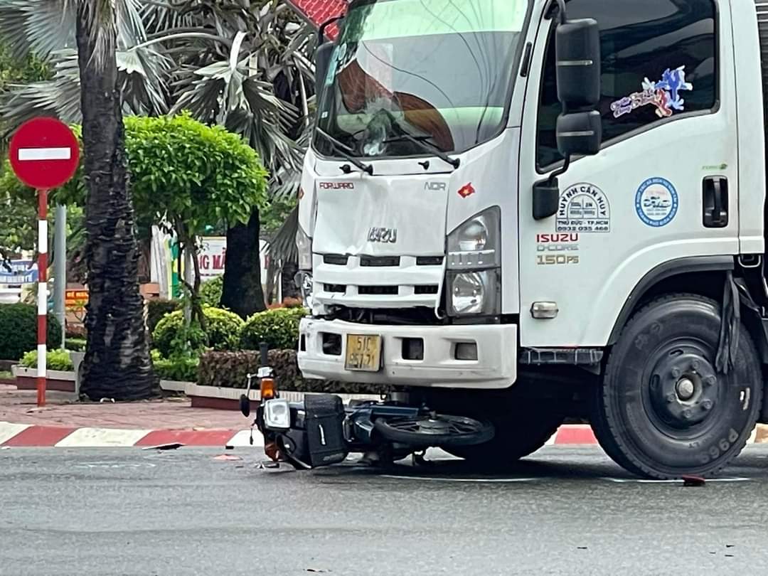 Long An: Va chạm với xe tải, người đàn ông đi xe máy nguy kịch- Ảnh 1. Long An: Va chạm với xe tải, người đàn ông đi xe máy nguy kịch- Ảnh 1.