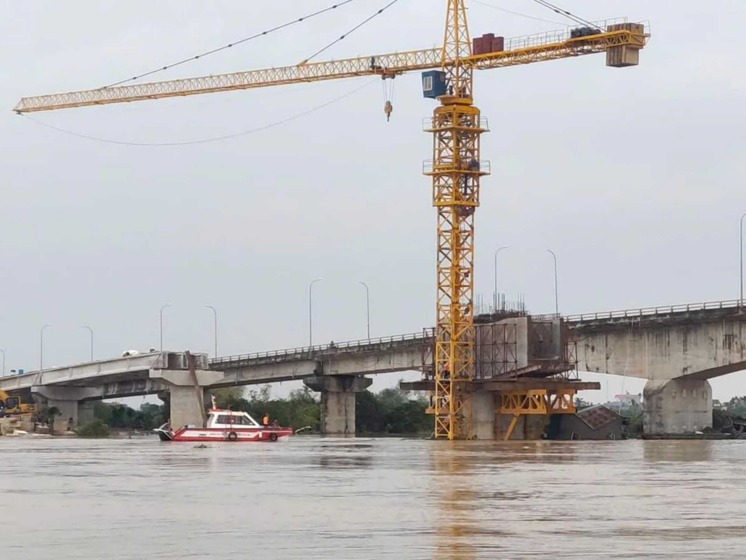 Giải cứu 2 b&egrave; c&aacute; mắc kẹt v&agrave;o trụ cầu Hợp Thanh ở Hải Dương
- Ảnh 2.