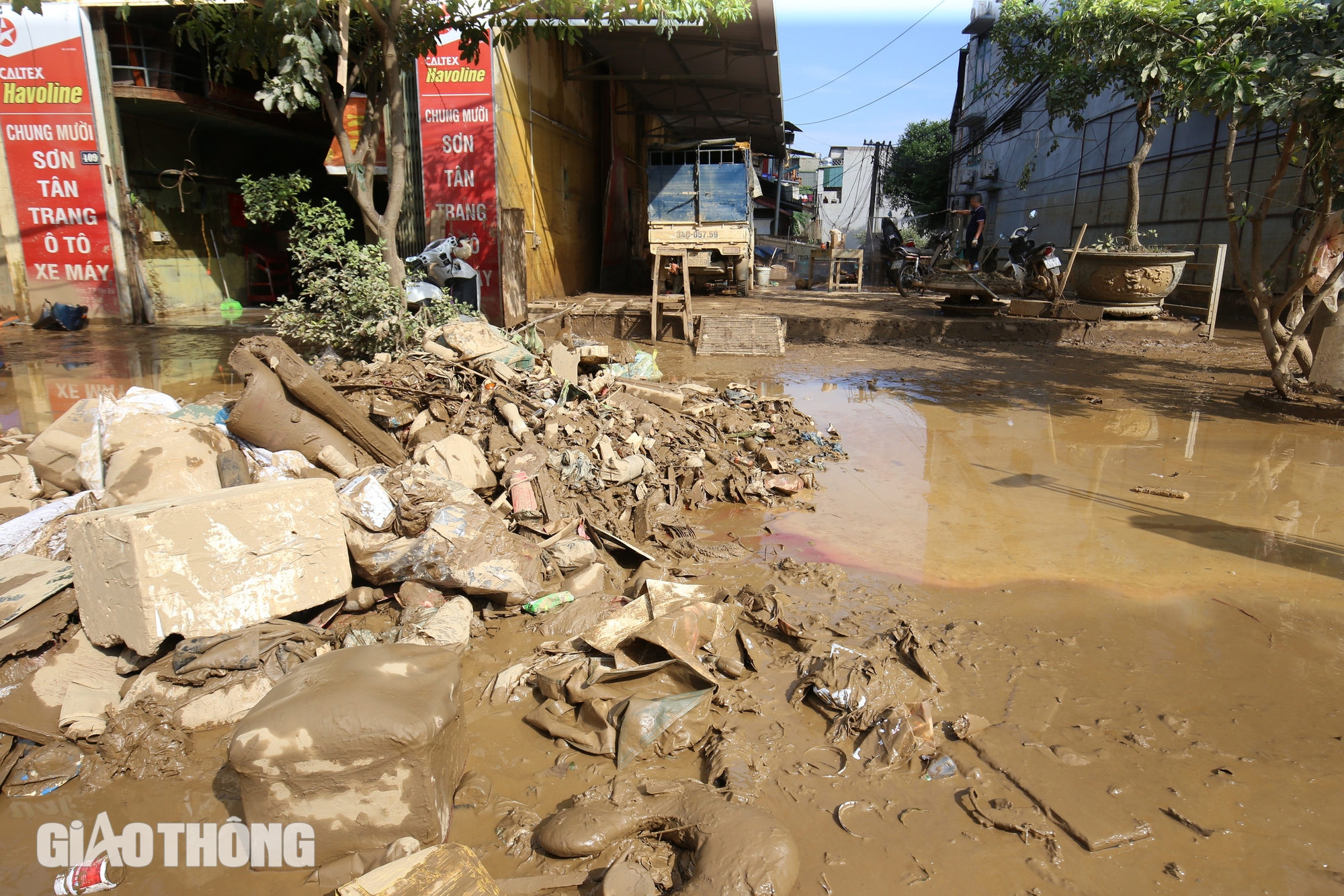 Yên Bái ngập trong bùn, rác sau khi cơn lũ đi qua- Ảnh 5. Yên Bái ngập trong bùn, rác sau khi cơn lũ đi qua- Ảnh 5.