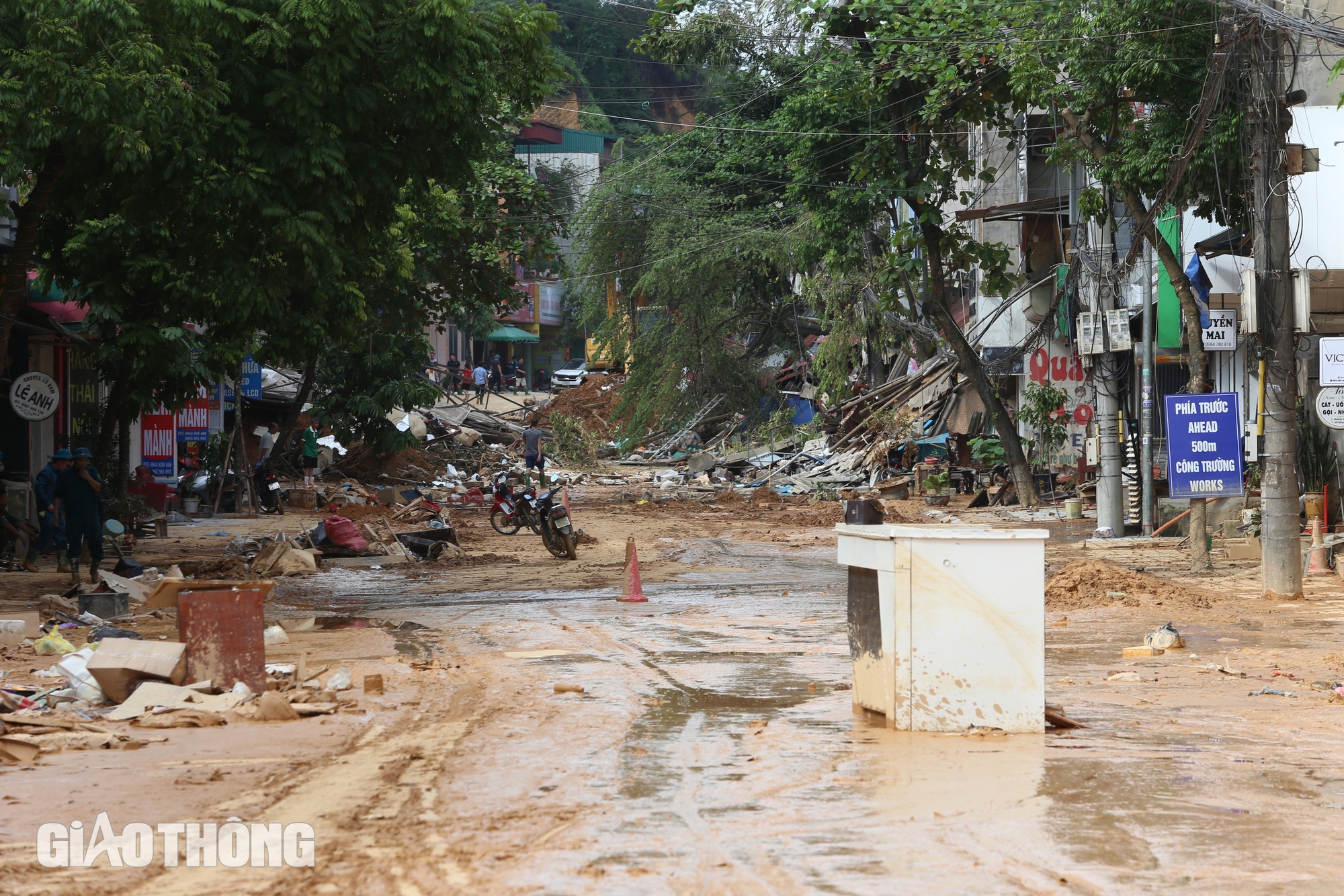 Yên Bái ngập trong bùn, rác sau khi cơn lũ đi qua- Ảnh 3. Yên Bái ngập trong bùn, rác sau khi cơn lũ đi qua- Ảnh 3.