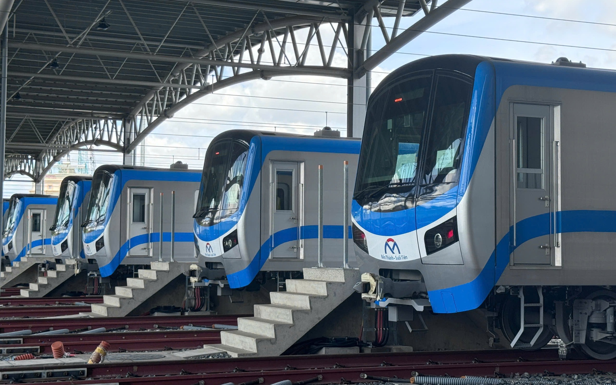 Vướng mắc với nh&agrave; thầu c&oacute; ảnh hưởng tiến độ khai th&aacute;c metro số 1?