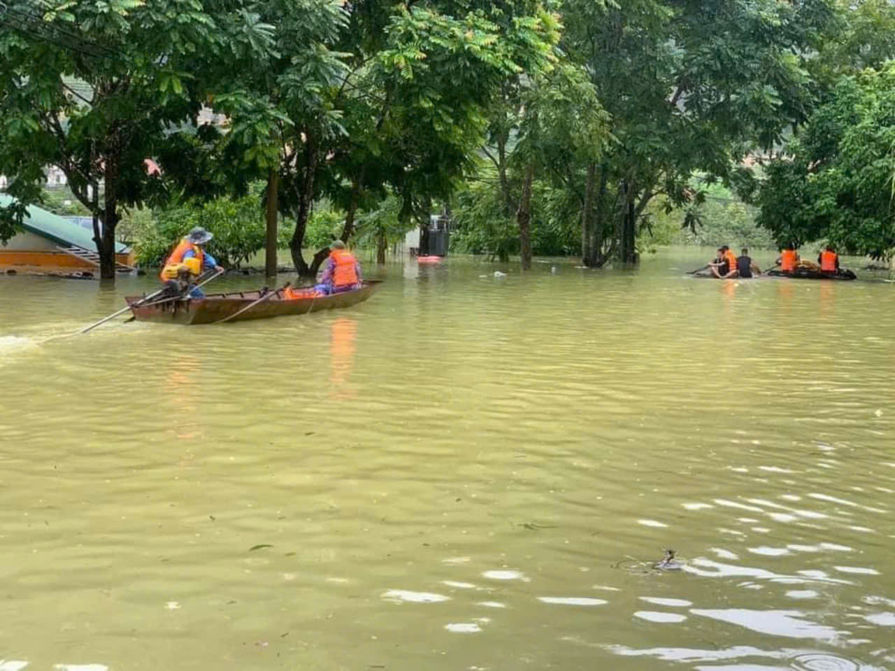 Mưa lũ miền Bắc: 142 gi&aacute;o vi&ecirc;n, học sinh được cứu sống trong gang tấc- Ảnh 1.