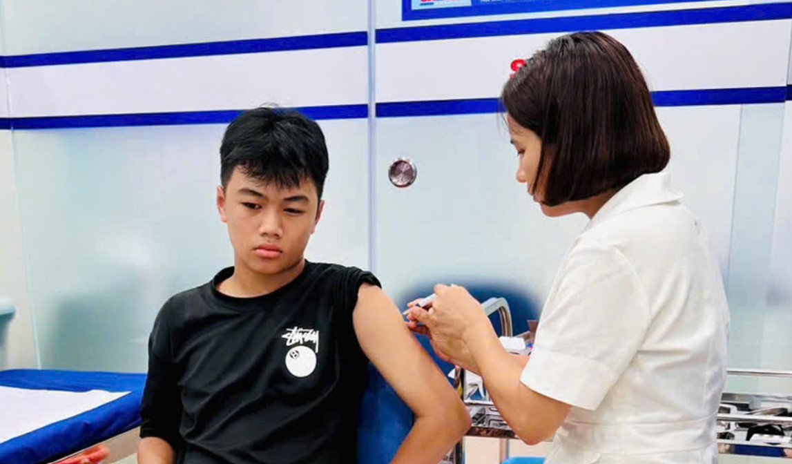 Ti&ecirc;m miễn ph&iacute; vaccine uốn v&aacute;n cho người d&acirc;n v&ugrave;ng lũ- Ảnh 1.
