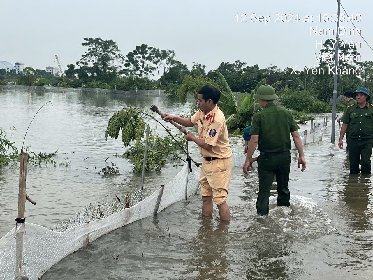 Cận cảnh khẩn cấp hộ đ&ecirc;, sơ t&aacute;n d&acirc;n tại c&aacute;c v&ugrave;ng b&aacute;o động lũ cấp 3 ở Nam Định- Ảnh 10.