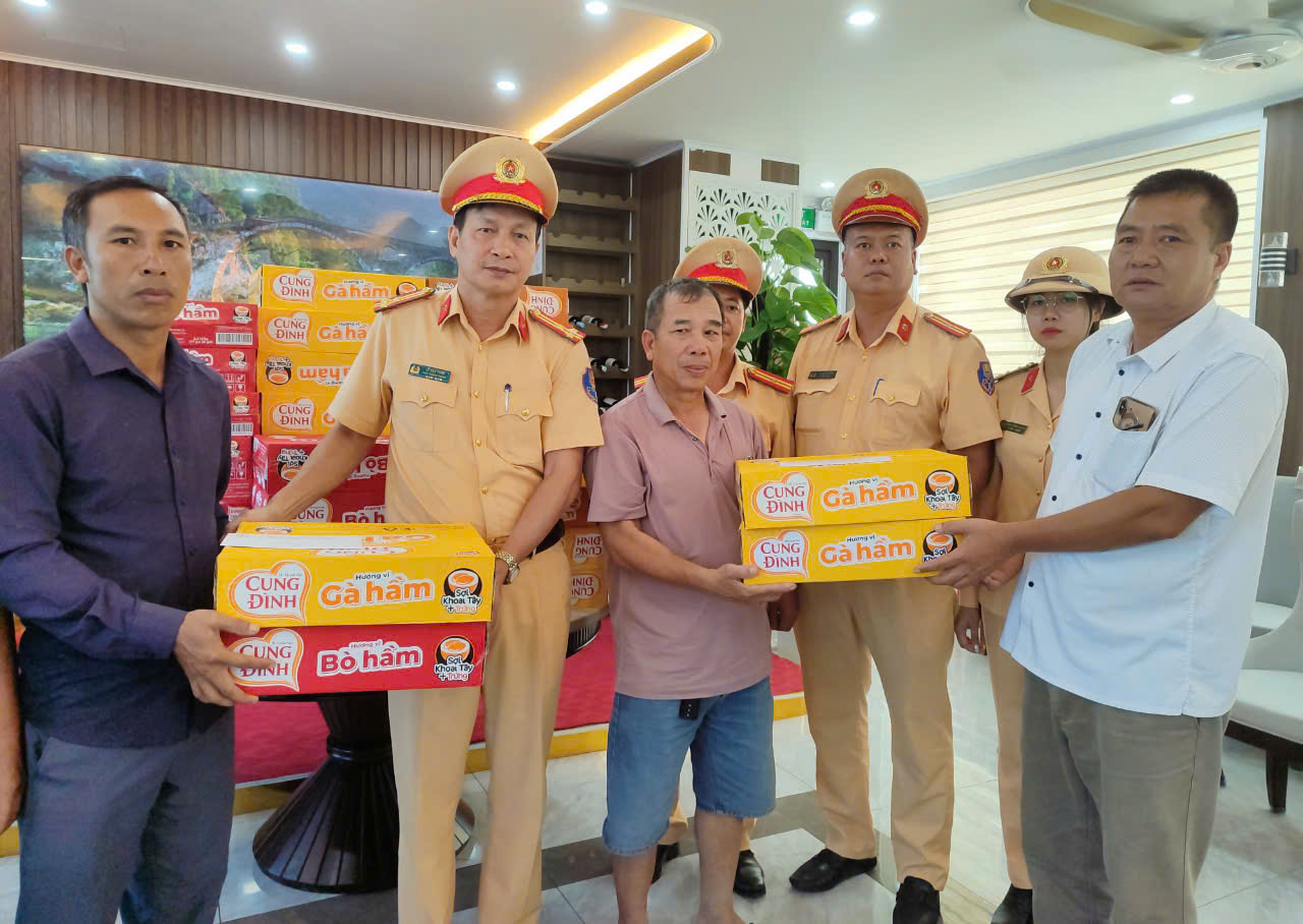 Cảnh s&aacute;t đường thủy Quảng Ninh hỗ trợ trục vớt t&agrave;i sản, thu dọn luồng lạch sau b&atilde;o- Ảnh 5.