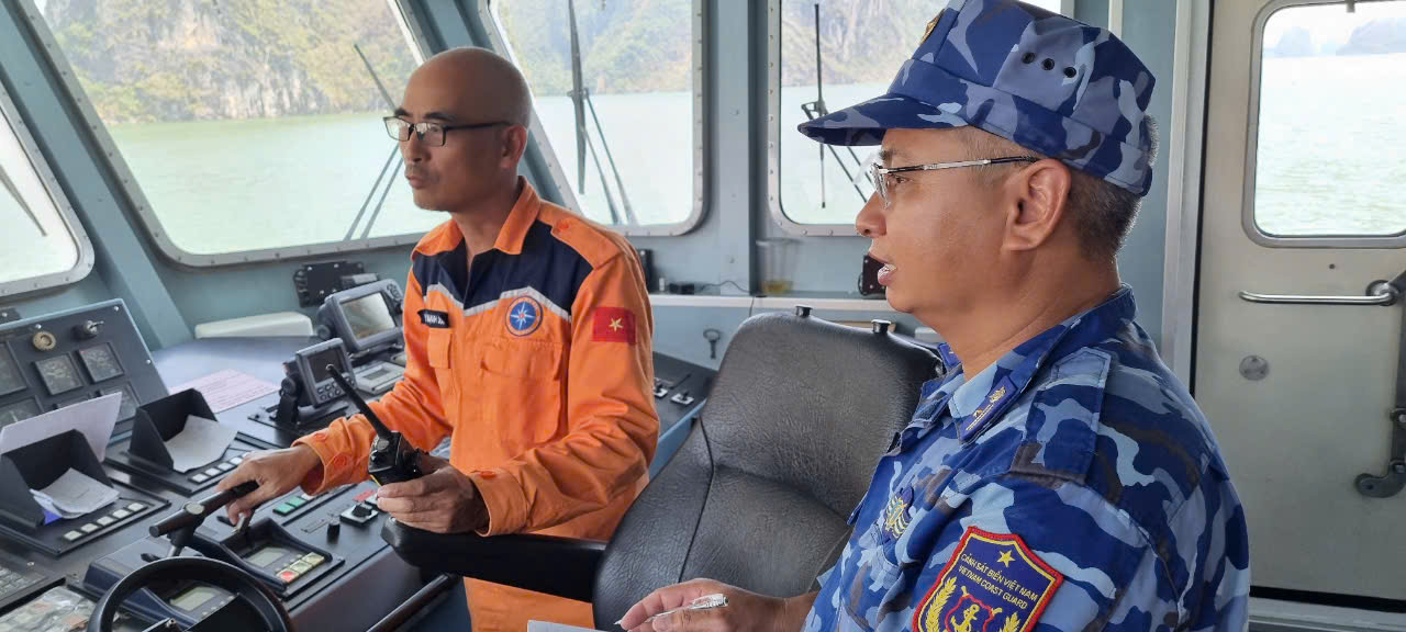 Chưa tìm thấy 2 thuyền viên tàu Hồng Gai mất tích trong bão số 3- Ảnh 2. Chưa tìm thấy 2 thuyền viên tàu Hồng Gai mất tích trong bão số 3- Ảnh 2.