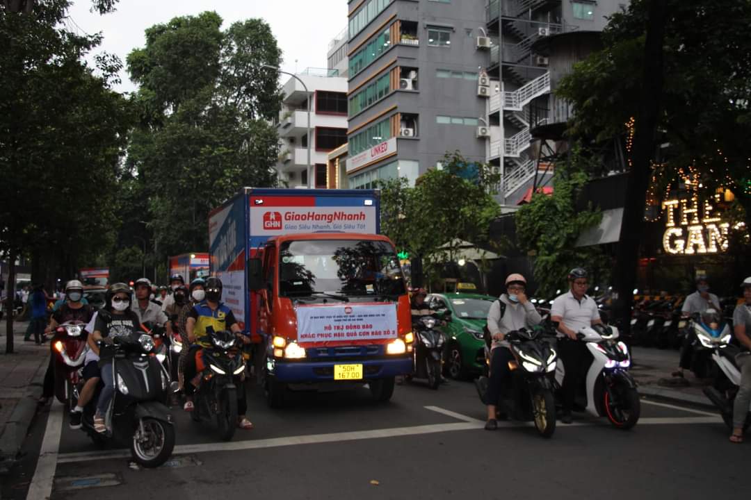 TP.HCM tất bật chuẩn bị nhu yếu phẩm hỗ trợ đồng b&agrave;o miền Bắc- Ảnh 14.