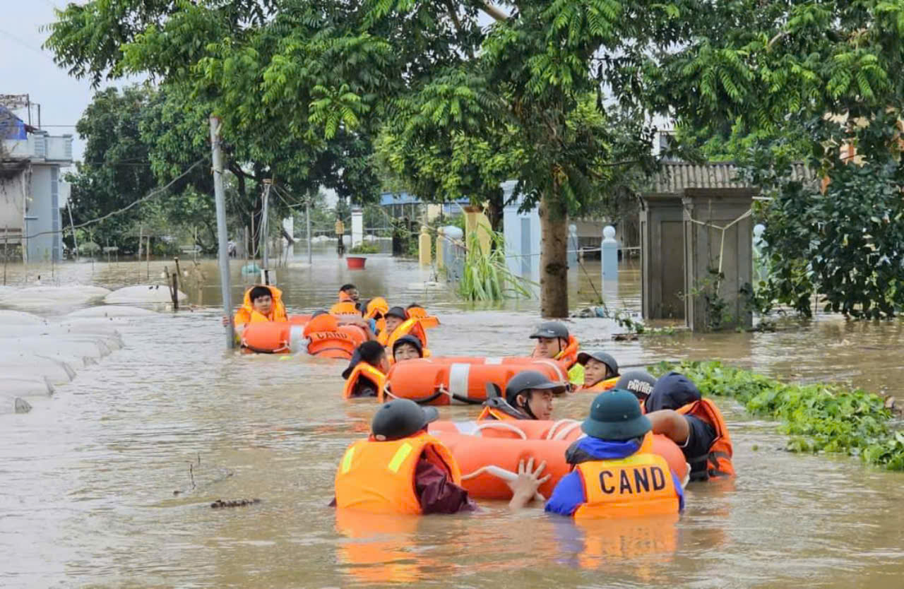 Ấm l&ograve;ng h&igrave;nh ảnh c&ocirc;ng an Nam Định đua với nước lũ, nỗ lực gi&uacute;p d&acirc;n- Ảnh 2.