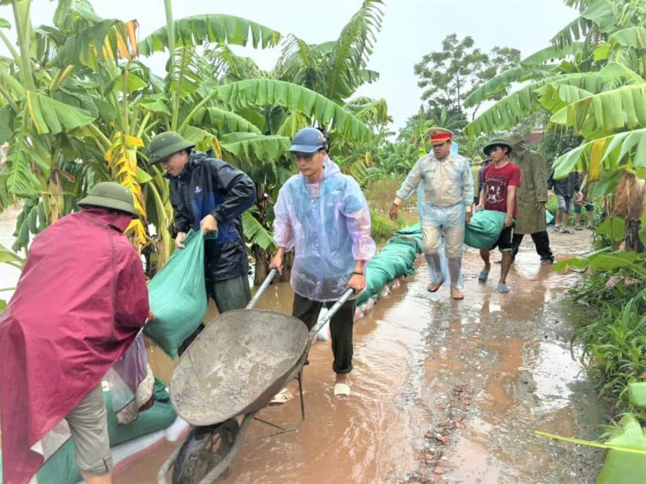 Ấm l&ograve;ng h&igrave;nh ảnh c&ocirc;ng an Nam Định đua với nước lũ, nỗ lực gi&uacute;p d&acirc;n- Ảnh 8.