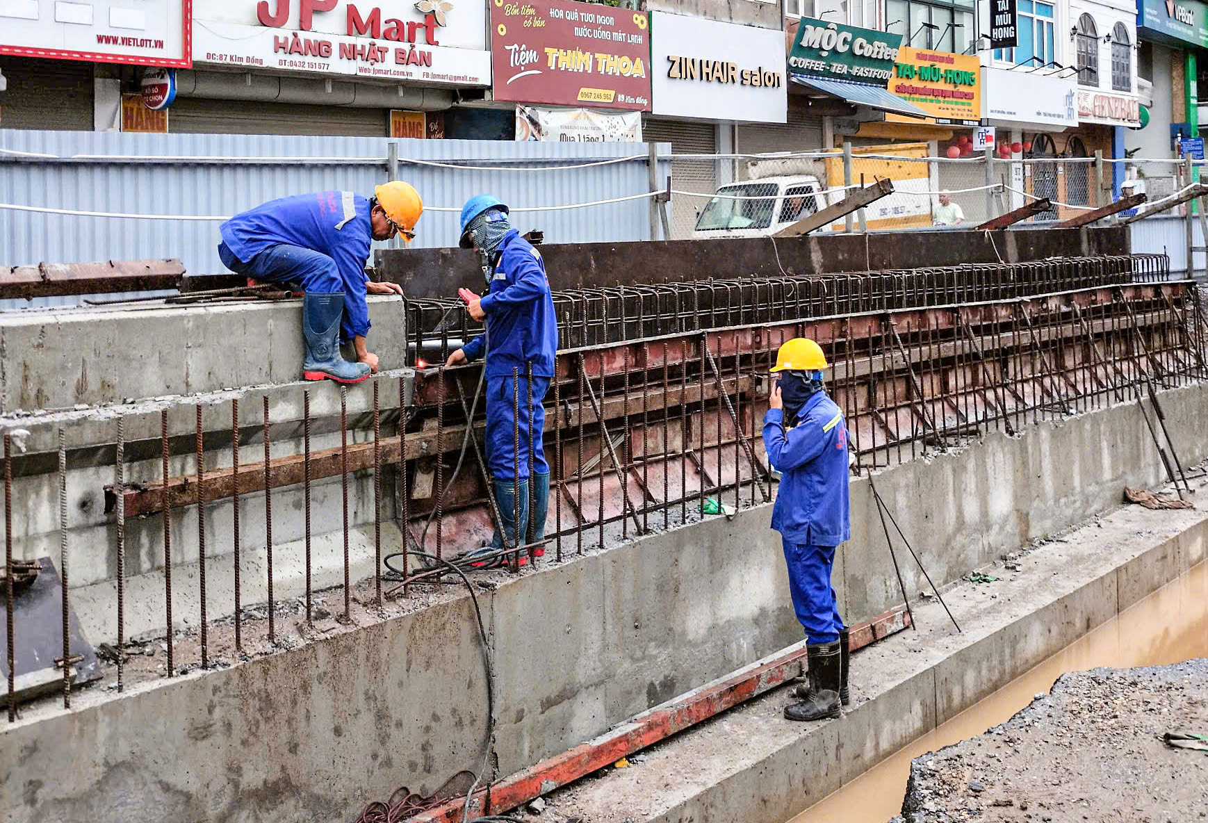 H&agrave; Nội: Nhiều c&ocirc;ng tr&igrave;nh giao th&ocirc;ng trọng điểm vẫn thi c&ocirc;ng cầm chừng v&igrave; &uacute;ng ngập sau b&atilde;o- Ảnh 27.
