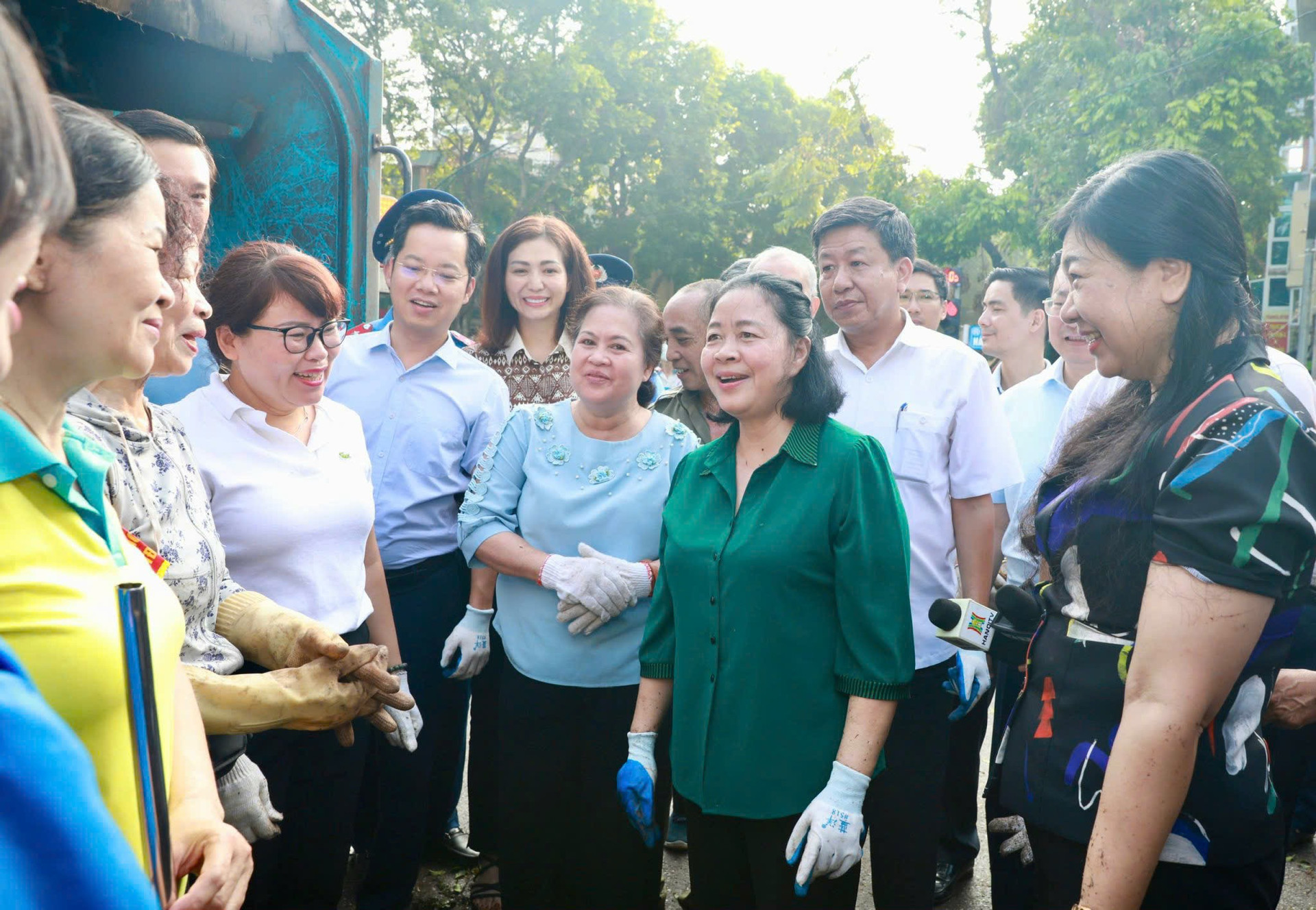 Bí thư Hà Nội cùng nhân dân xuống đường dọn rác sau siêu bão Yagi- Ảnh 9. Bí thư Hà Nội cùng nhân dân xuống đường dọn rác sau siêu bão Yagi- Ảnh 9.